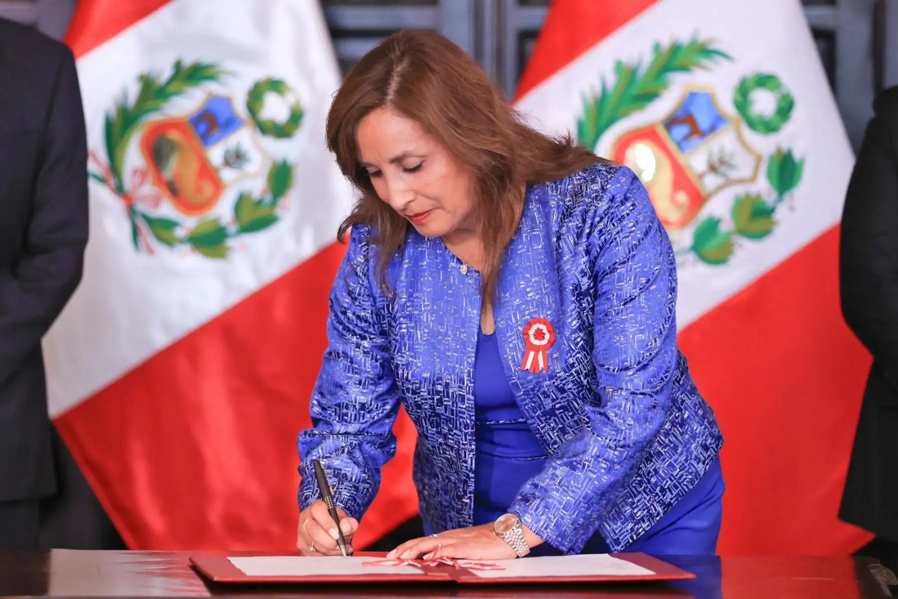 La presidenta Dina Boluarte, junto a los titulares de la Presidencia del Consejo de Ministros, Alberto Otárola y del Congreso de la República, José William, lidera la ceremonia de firma de autógrafa de la ley que crea la Autoridad Nacional de Infraestructura (ANIN). Foto: ANDINA/Prensa Presidencia