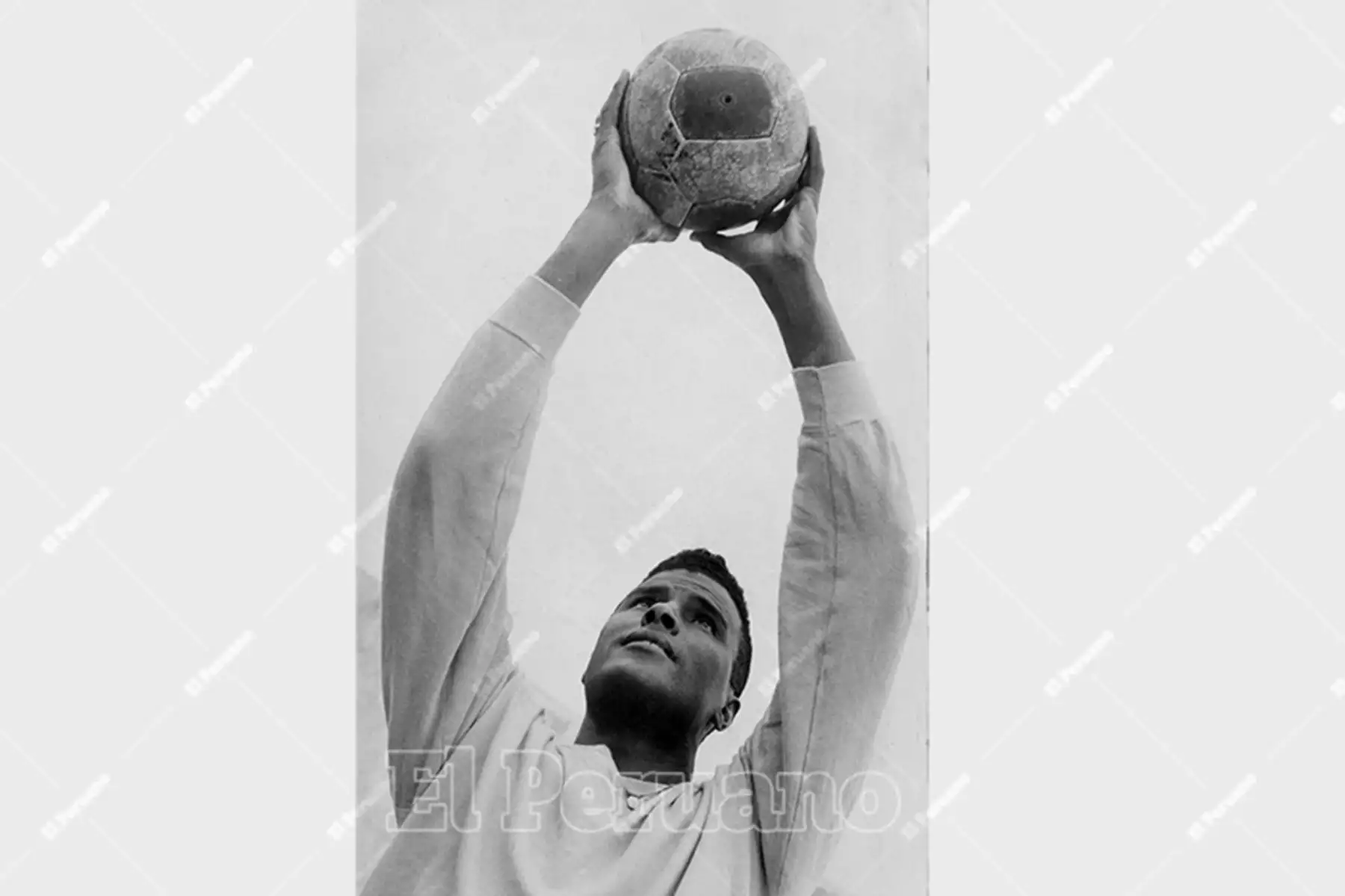 Lima - 25 agosto 1952 / El arquero Dimas Zegarra en los entrenamientos de Universitario de Deportes. Foto: Archivo Histórico de El Peruano / Luis Flores