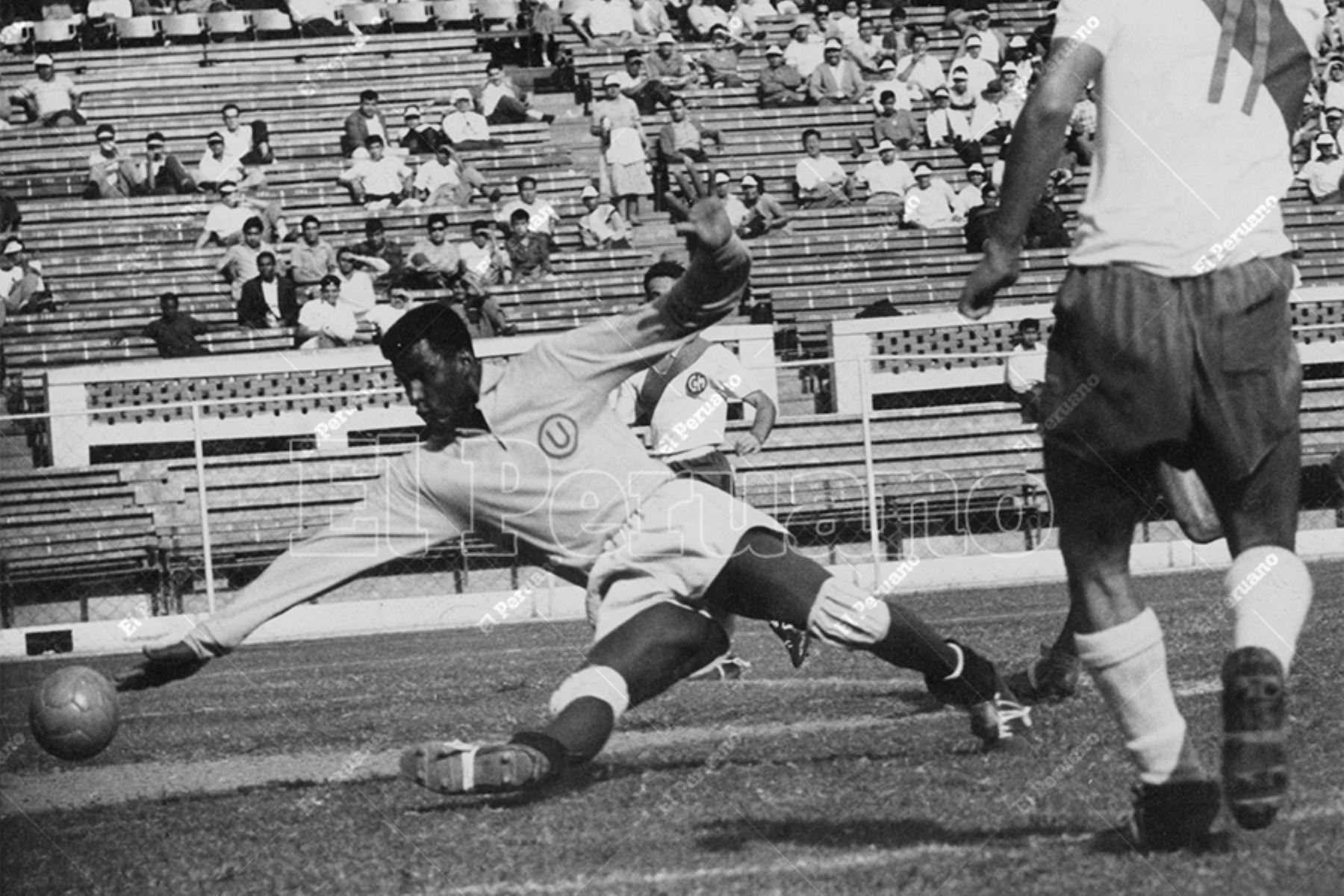 Lima - 1959 / El arquero de Universitario de Deportes, Dimas Zegarra, contiene un ataque del Deportivo Municipal en el Estadio Nacional. Foto: Archivo Histórico de El Peruano
