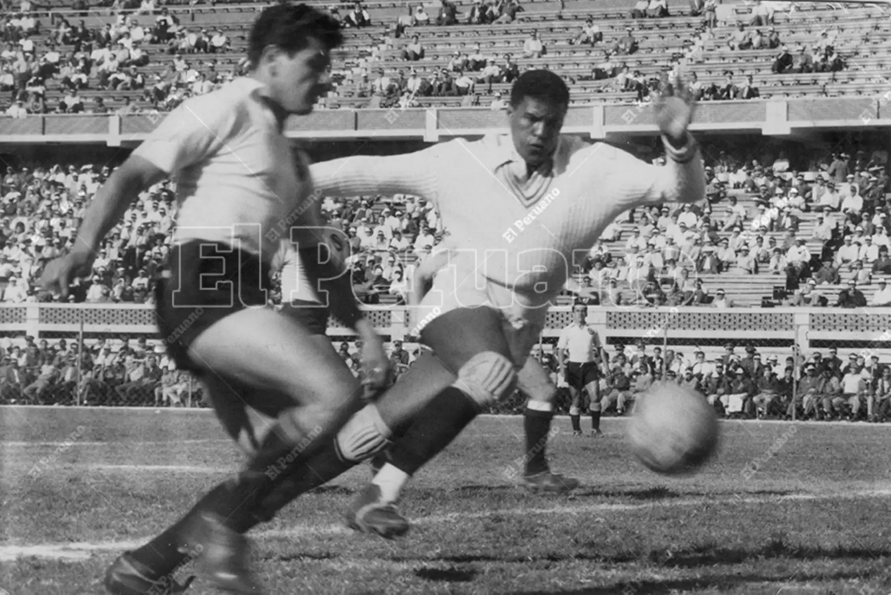 Lima  27 octubre de 1956 / El arquero de Universitario de Deportes, Dimas Zegarra, en acción frente al Sport Boys por el campeonato nacional de fútbol. Foto: Archivo Histórico de El Peruano / Braulio Cabrera
