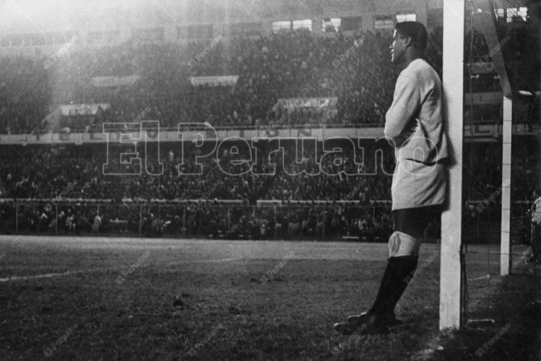 Lima - octubre de 1963 / Dimas Zegarra, dueño absoluto del arco de Universitario de Deportes. Foto: Archivo Histórico de El Peruano / Luis Flores