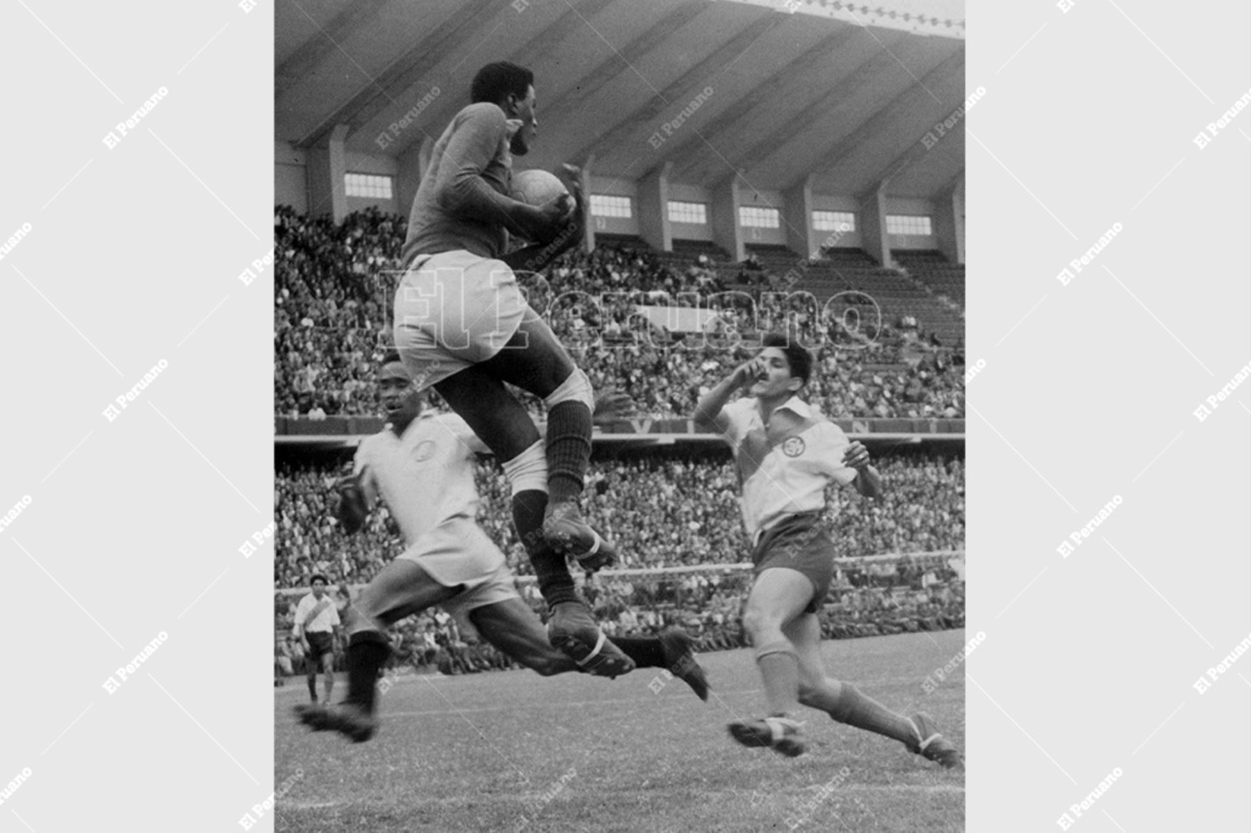 Lima - agosto 1957 / Dimas Zegarra, seguro en el arco de Universitario de Deportes, contiene un ataque del Deportivo Municipal. Foto: Archivo Histórico de El Peruano / Félix Dávila