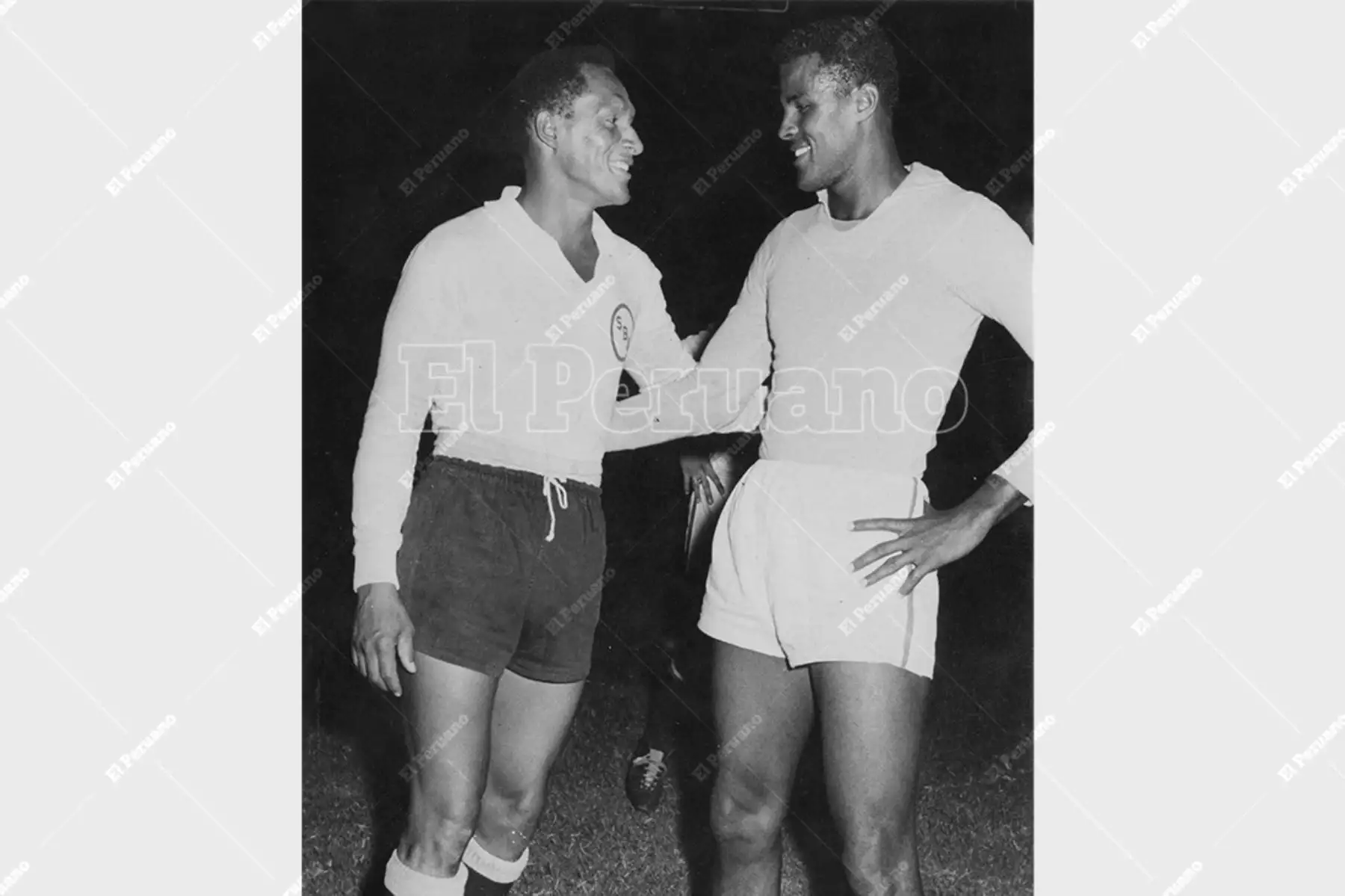Lima - 15 marzo 1961 / Duelo de arqueros en el clásico Lima - Callao. Fernando Cárpena del Sport Boys y Dimas Zegarra de Universitario de Deportes. Foto: Archivo Histórico de El Peruano / Luis Flores