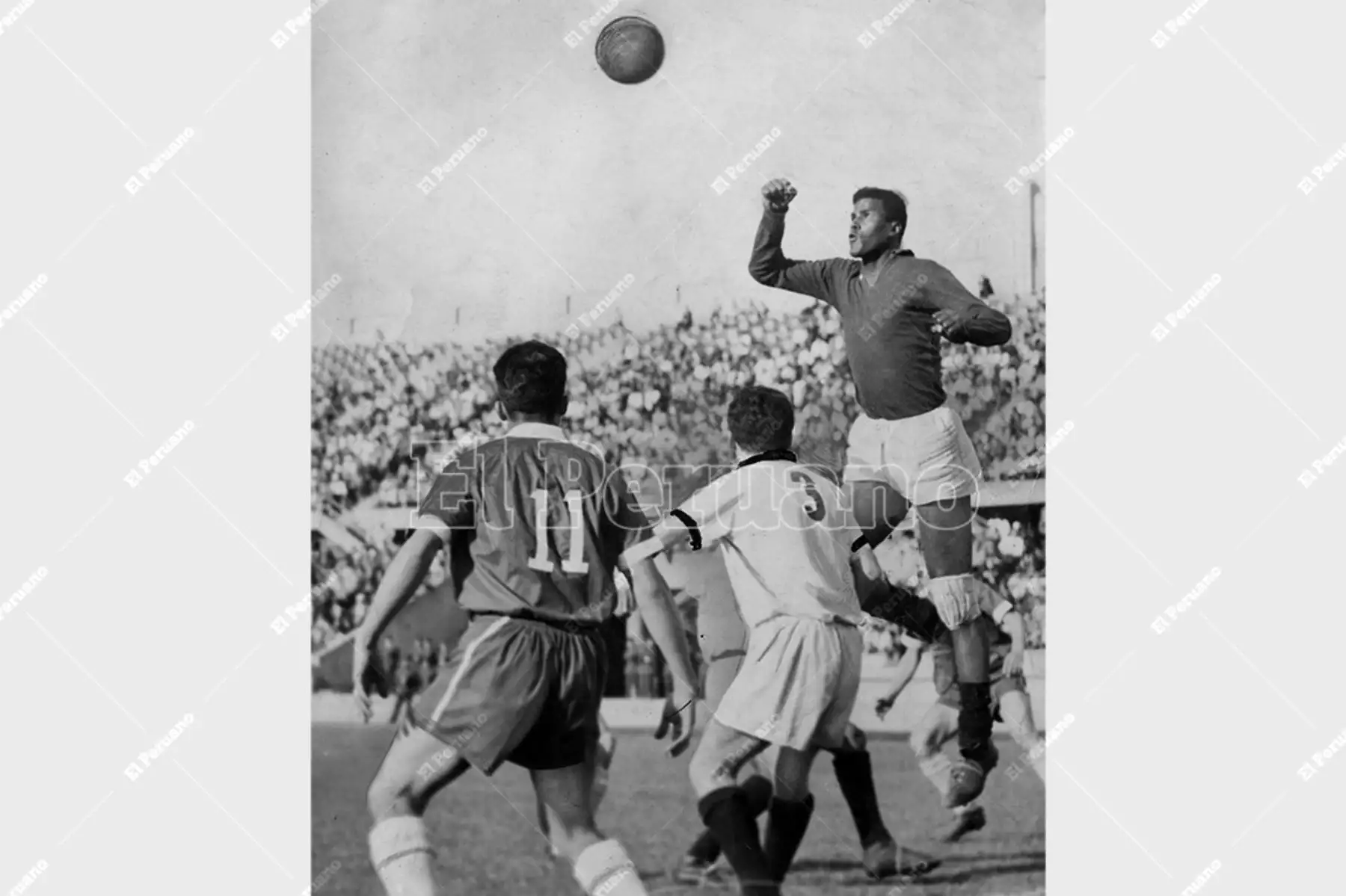 Santiago de Chile - 18 setiembre 1959 / El arquero Dimas Zegarra de gran actuación en el match jugado entre Universitario de Deportes y la Universidad Católica. Foto: Archivo Histórico de El Peruano