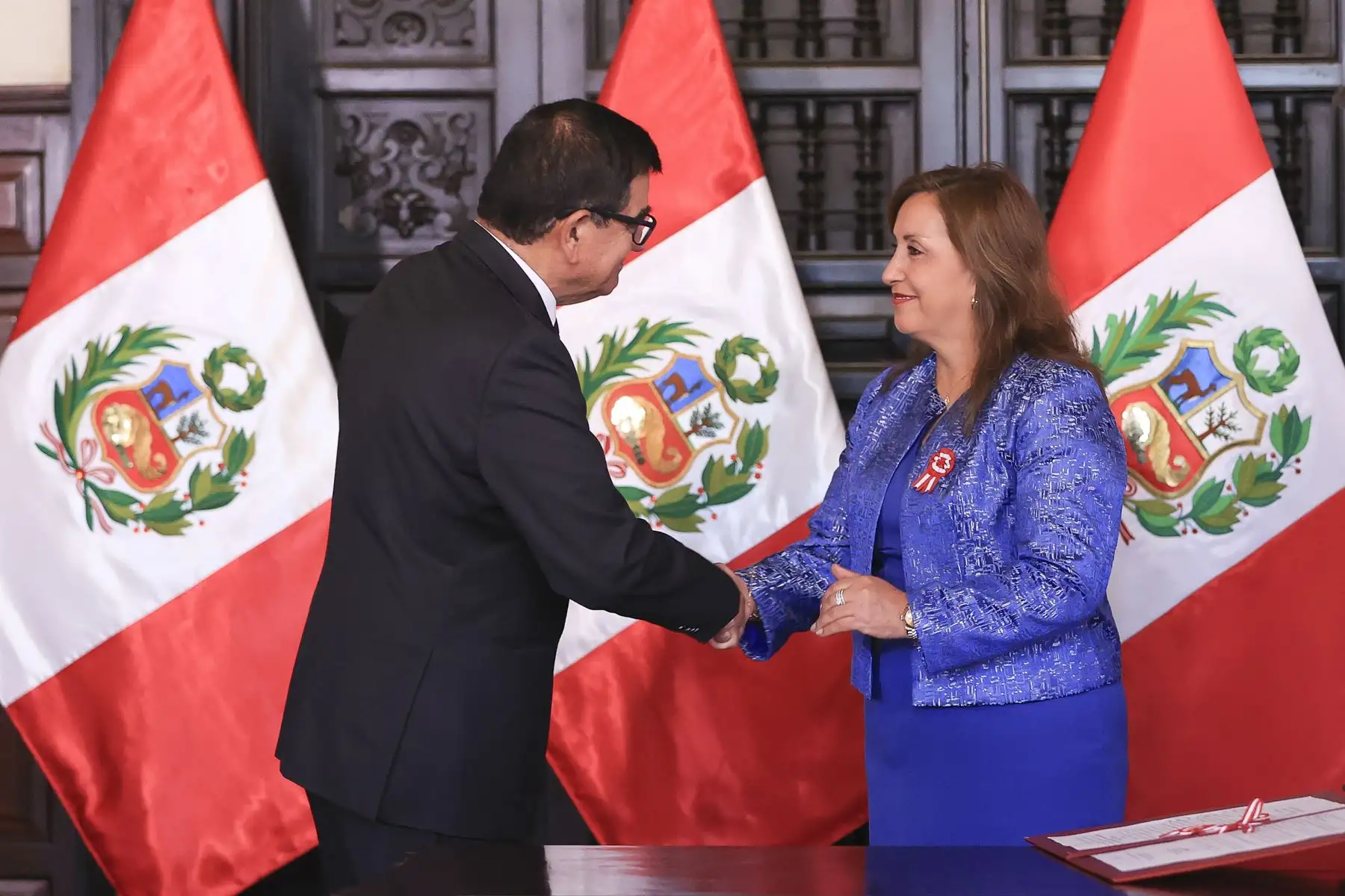 La presidenta Dina Boluarte, junto a los titulares de la Presidencia del Consejo de Ministros, Alberto Otárola y del Congreso de la República, José William, lidera la ceremonia de firma de autógrafa de la ley que crea la Autoridad Nacional de Infraestructura (ANIN). Foto: ANDINA/Prensa Presidencia