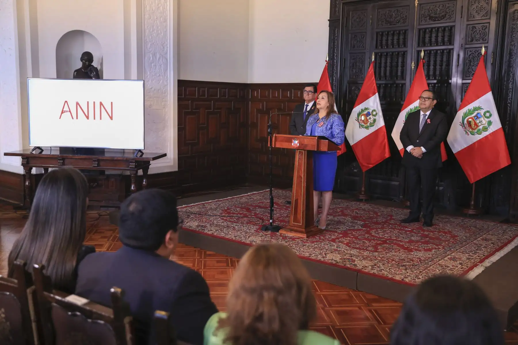 La presidenta Dina Boluarte, junto a los titulares de la Presidencia del Consejo de Ministros, Alberto Otárola y del Congreso de la República, José William, lidera la ceremonia de firma de autógrafa de la ley que crea la Autoridad Nacional de Infraestructura (ANIN). Foto: ANDINA/Prensa Presidencia