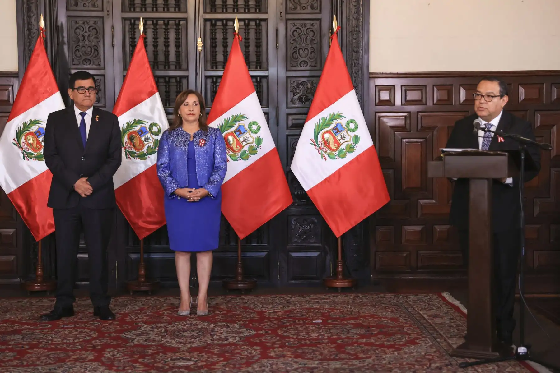 La presidenta Dina Boluarte, junto a los titulares de la Presidencia del Consejo de Ministros, Alberto Otárola y del Congreso de la República, José William, lidera la ceremonia de firma de autógrafa de la ley que crea la Autoridad Nacional de Infraestructura (ANIN). Foto: ANDINA/Prensa Presidencia