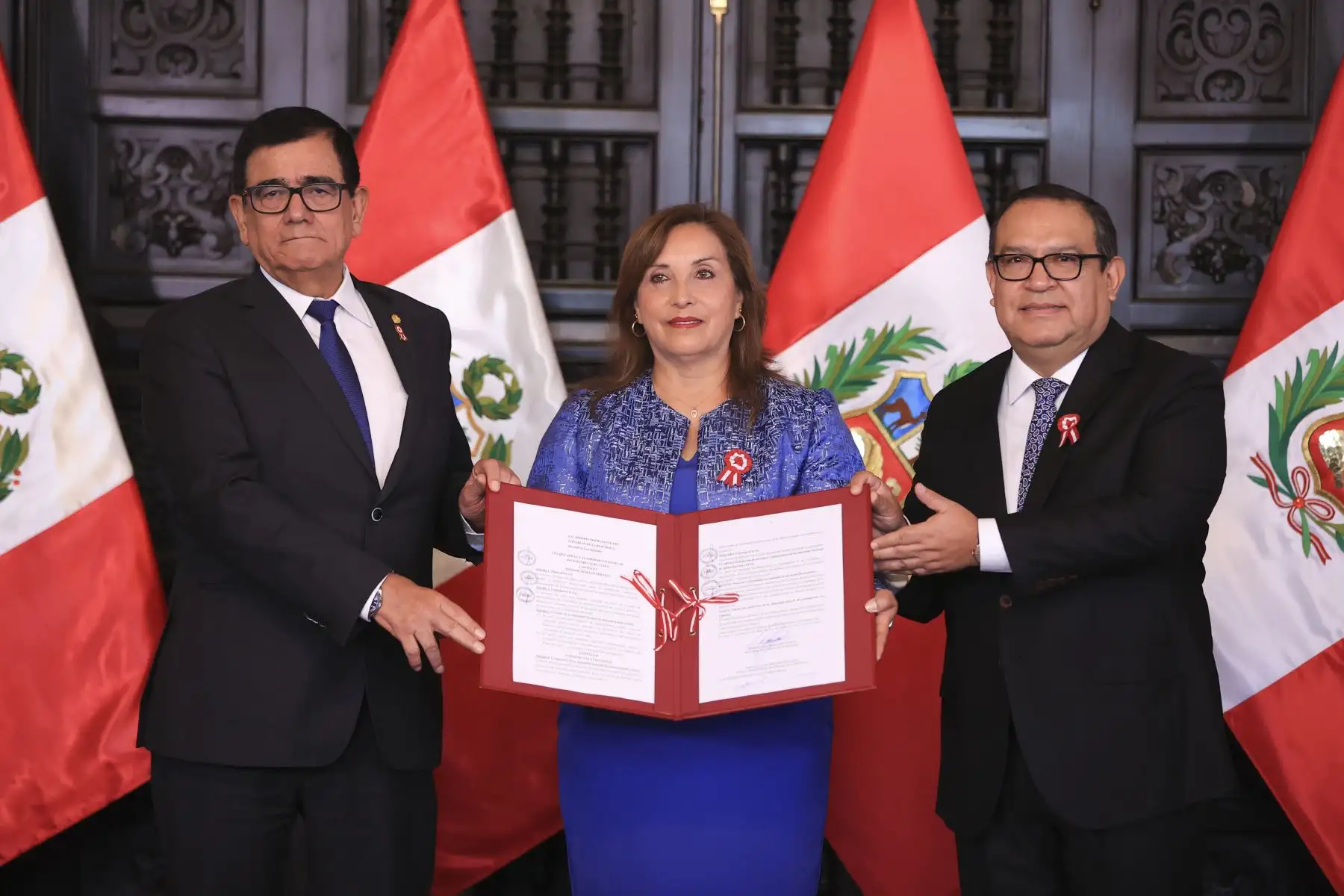 La presidenta Dina Boluarte, junto a los titulares de la Presidencia del Consejo de Ministros, Alberto Otárola y del Congreso de la República, José William, lidera la ceremonia de firma de autógrafa de la ley que crea la Autoridad Nacional de Infraestructura (ANIN). Foto: ANDINA/Prensa Presidencia