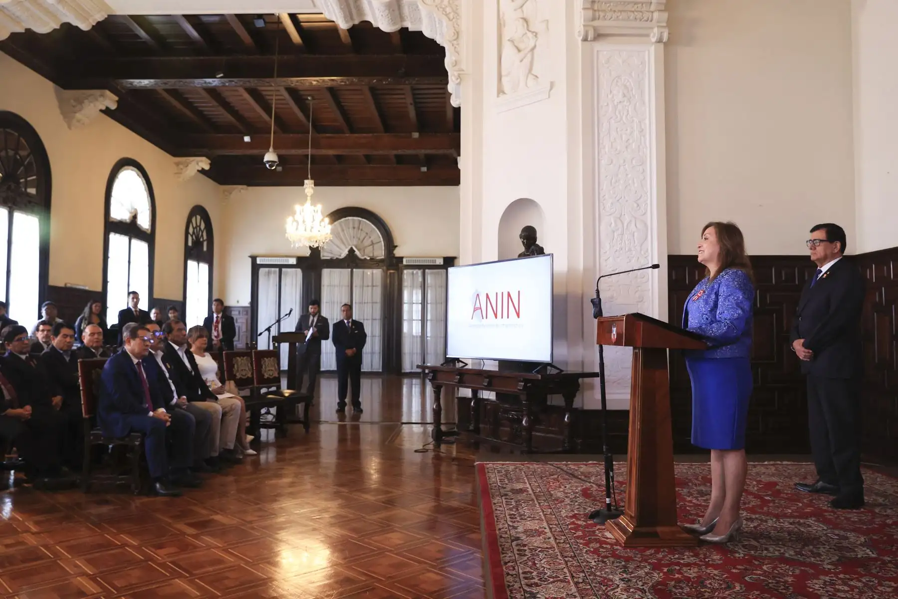 La presidenta Dina Boluarte, junto a los titulares de la Presidencia del Consejo de Ministros, Alberto Otárola y del Congreso de la República, José William, lidera la ceremonia de firma de autógrafa de la ley que crea la Autoridad Nacional de Infraestructura (ANIN). Foto: ANDINA/Prensa Presidencia