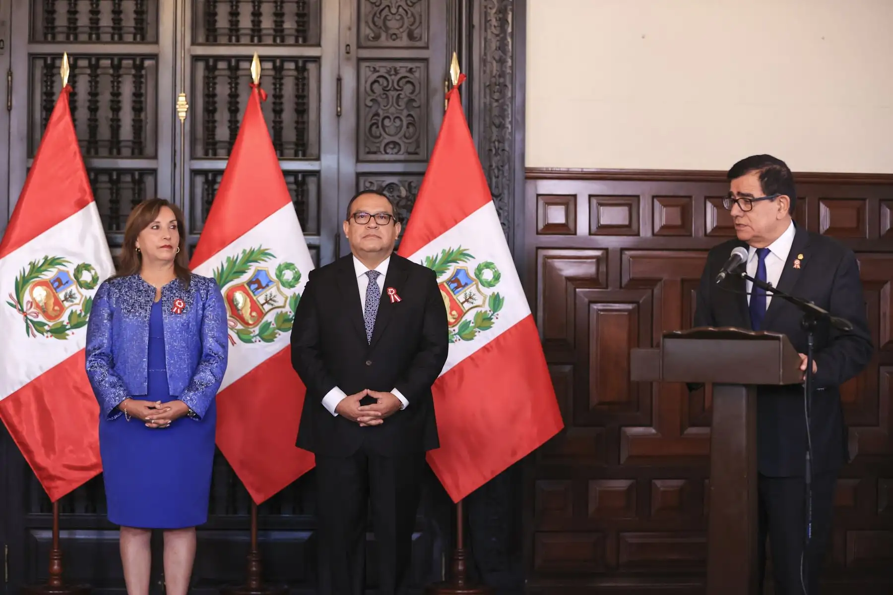 La presidenta Dina Boluarte, junto a los titulares de la Presidencia del Consejo de Ministros, Alberto Otárola y del Congreso de la República, José William, lidera la ceremonia de firma de autógrafa de la ley que crea la Autoridad Nacional de Infraestructura (ANIN). Foto: ANDINA/Prensa Presidencia