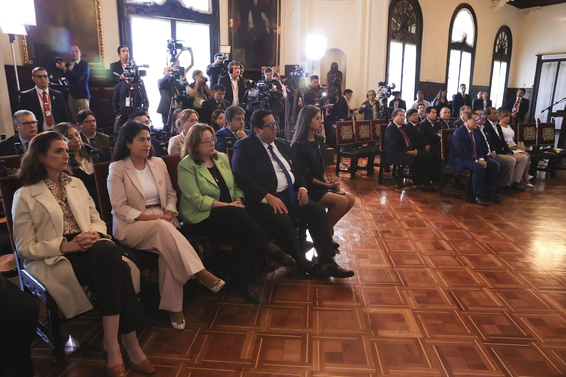 La presidenta Dina Boluarte, junto a los titulares de la Presidencia del Consejo de Ministros, Alberto Otárola y del Congreso de la República, José William, lidera la ceremonia de firma de autógrafa de la ley que crea la Autoridad Nacional de Infraestructura (ANIN). Foto: ANDINA/Prensa Presidencia