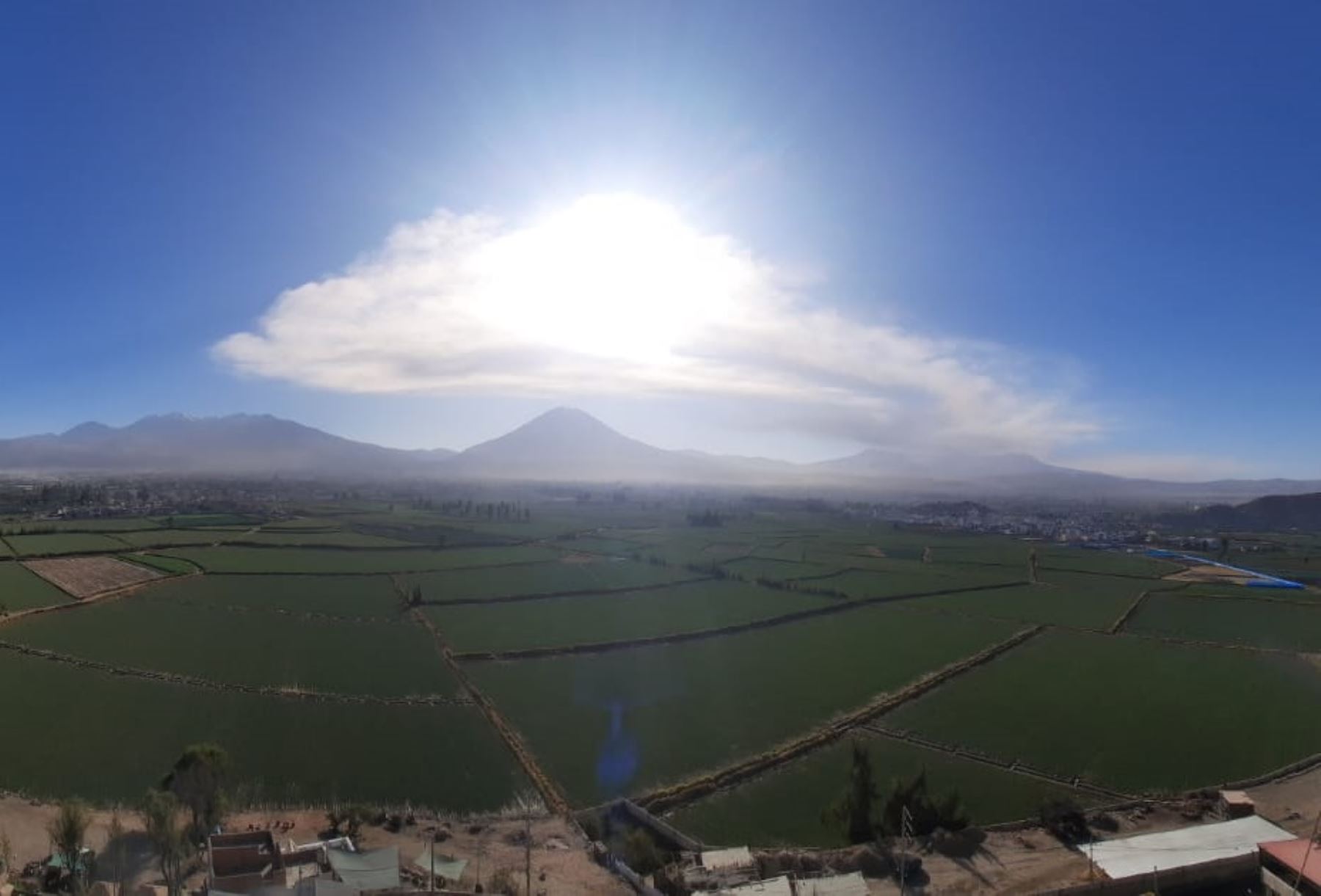 La nube de ceniza que expulsa el volcán Ubinas llega hasta el cielo de Arequipa, por ello el Ingemmet recomendó a los aviones que llegan o parten de la ciudad blanca evitar cruzarla. ANDINA/Difusión