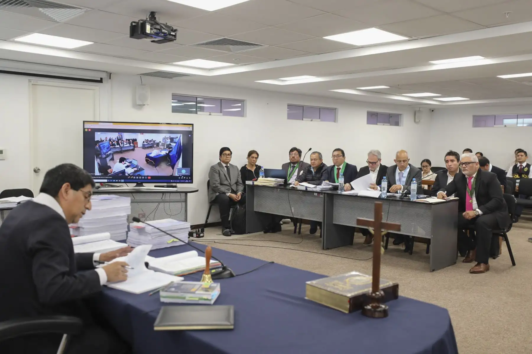 Imágenes de la audiencia donde el Poder Judicial evalúa el pedido de 36 meses de prisión preventiva en contra del periodista Mauricio Fernandini y la empresaria Sada Goray, por la presunta comisión del delito de colusión agravada y otros, en agravio del Estado.
Foto: ANDINA/Poder Judicial