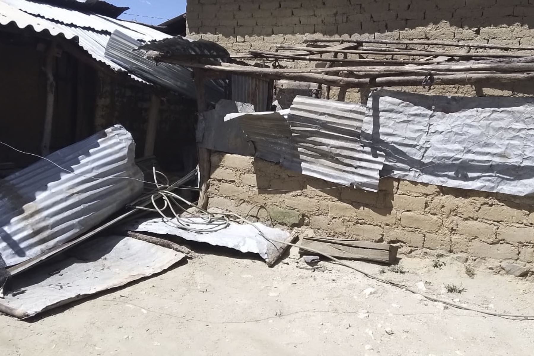 Los fuertes vientos arrancaron los techos de viviendas rústicas en la provincia de Corongo, región Áncash. Foto: ANDINA/Difusión