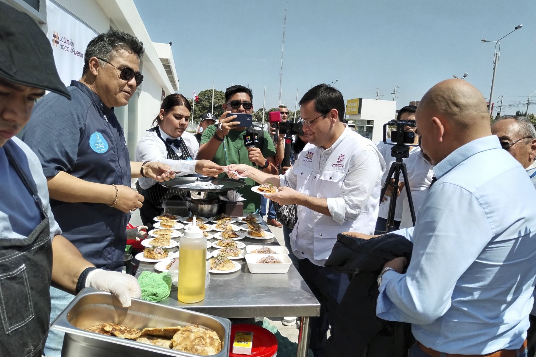 En los exteriores del aeropuerto de Chiclayo se montó una cocina, en la que se preparó en vivo tortilla de raya. Foto: ANDINA/Difusión