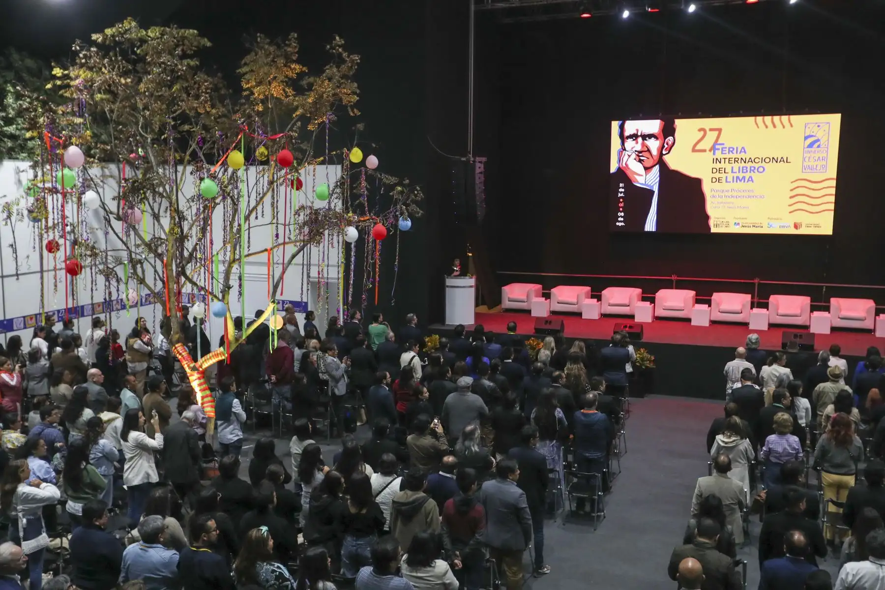 El auditorio Blanca Varela fue el escenario para el acto inaugural de La FIL Lima2023, que este año contará con 240 puestos y unas 900 actividades culturales, entre presentaciones de libros, conversatorios, mesas redondas y recitales, además de jornadas sobre inteligencia artificial y el mundo editorial.
Foto: ANDINA/Daniel Bracamonte