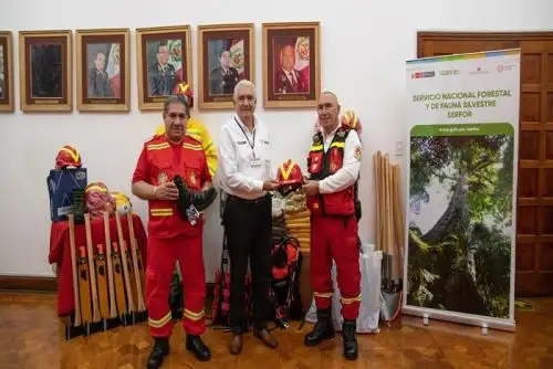 Los equipos fueron recibidos por el comandante general del Cuerpo General de Bomberos Voluntarios del Perú, general CBP Luis Antonio Ponce La Jara.