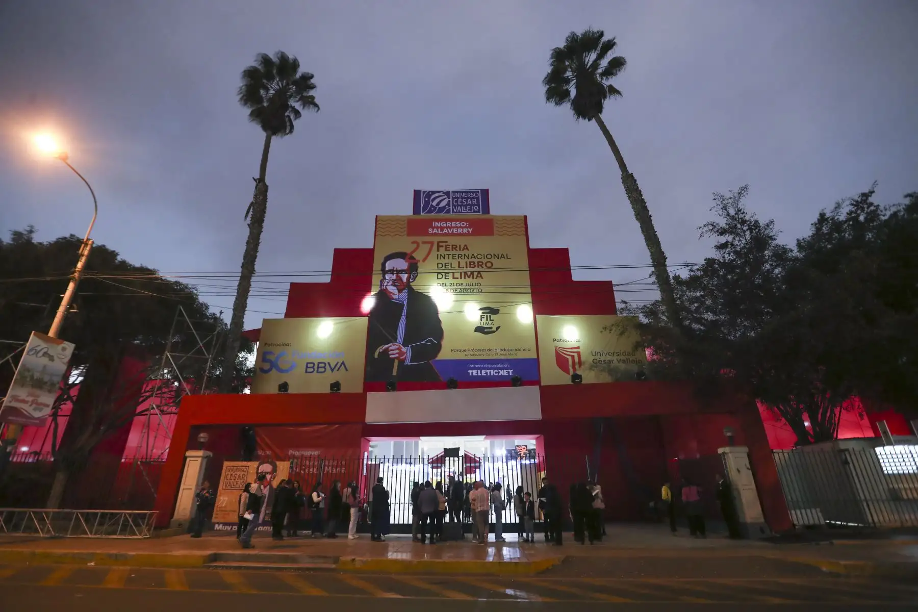 El auditorio Blanca Varela fue el escenario para el acto inaugural de La FIL Lima2023, que este año contará con 240 puestos y unas 900 actividades culturales, entre presentaciones de libros, conversatorios, mesas redondas y recitales, además de jornadas sobre inteligencia artificial y el mundo editorial.
Foto: ANDINA/Daniel Bracamonte