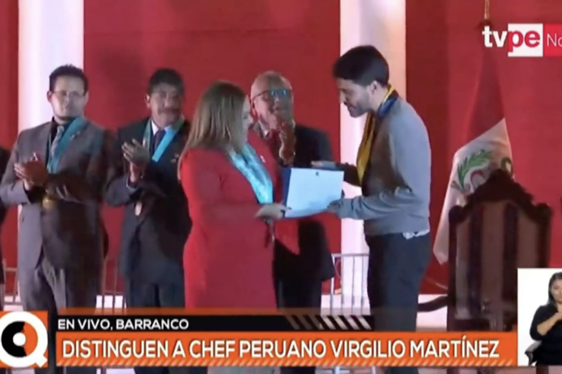 El destacado cocinero peruano, Virgilio Vargas recibe el reconocimiento de manos de la alcaldesa de Barranco, Jessica Vargas. Captura TV