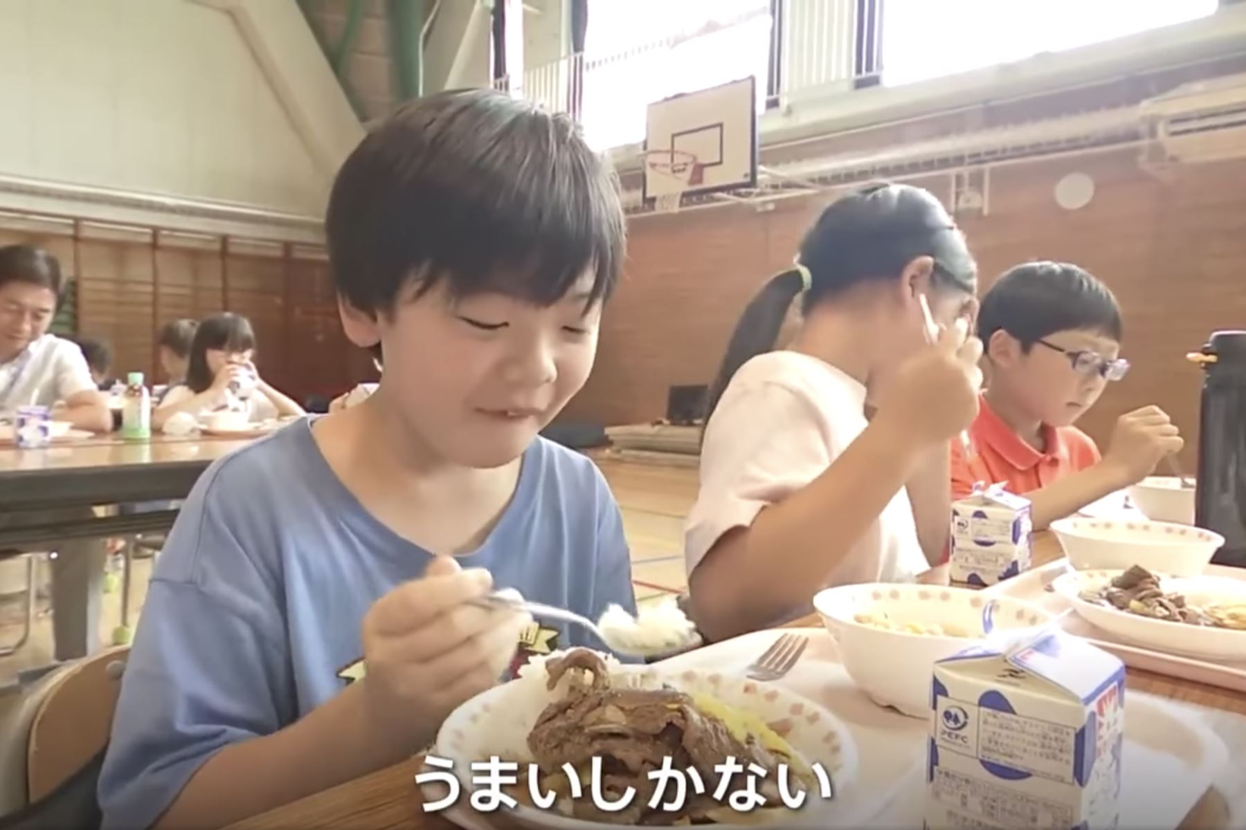 Lomo saltado y guiso de quinua fueron los platos que se sirvieron en el almuerzo de la escuela del distrito de Shibuya, Japón, Foto: Captura TV