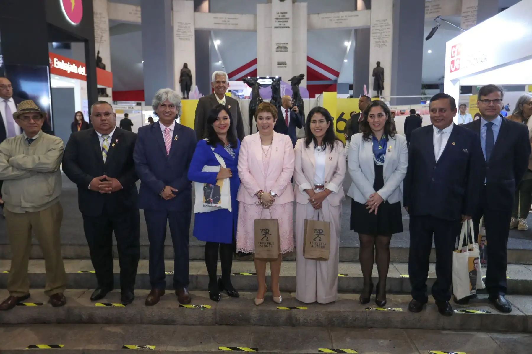 El auditorio Blanca Varela fue el escenario para el acto inaugural de La FIL Lima2023, que este año contará con 240 puestos y unas 900 actividades culturales, entre presentaciones de libros, conversatorios, mesas redondas y recitales, además de jornadas sobre inteligencia artificial y el mundo editorial.
Foto: ANDINA/Daniel Bracamonte