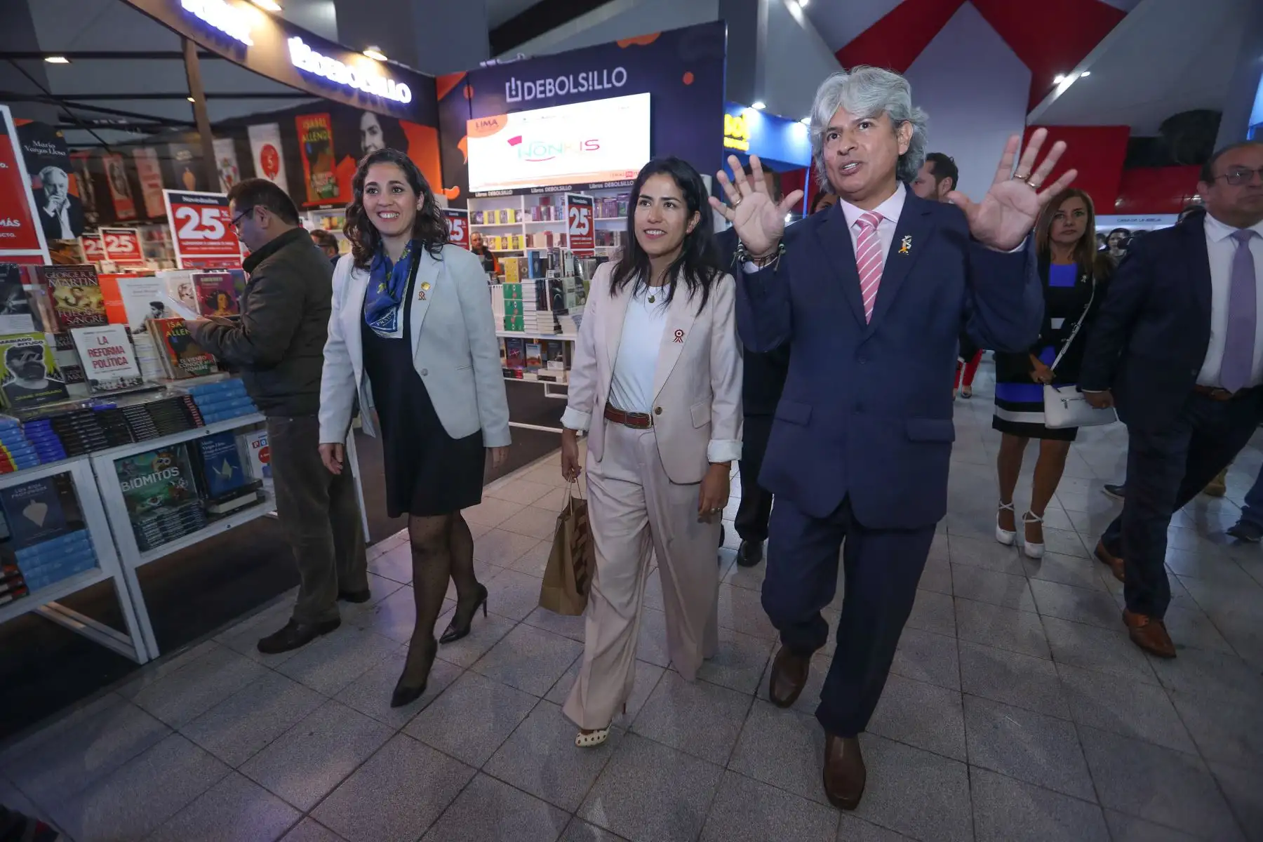 El auditorio Blanca Varela fue el escenario para el acto inaugural de La FIL Lima2023, que este año contará con 240 puestos y unas 900 actividades culturales, entre presentaciones de libros, conversatorios, mesas redondas y recitales, además de jornadas sobre inteligencia artificial y el mundo editorial.
Foto: ANDINA/Daniel Bracamonte