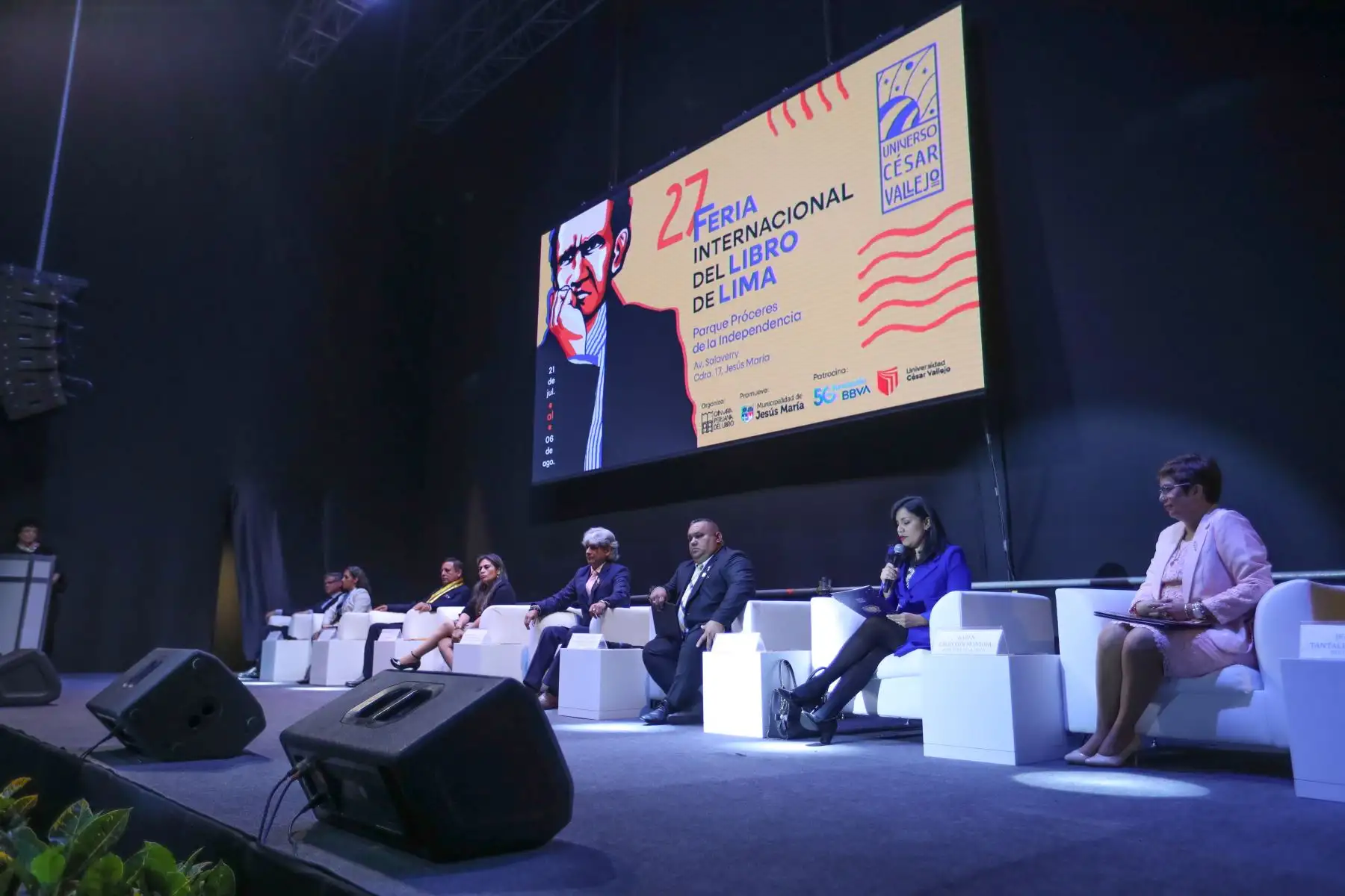 El auditorio Blanca Varela fue el escenario para el acto inaugural de La FIL Lima2023, que este año contará con 240 puestos y unas 900 actividades culturales, entre presentaciones de libros, conversatorios, mesas redondas y recitales, además de jornadas sobre inteligencia artificial y el mundo editorial.
Foto: ANDINA/Daniel Bracamonte