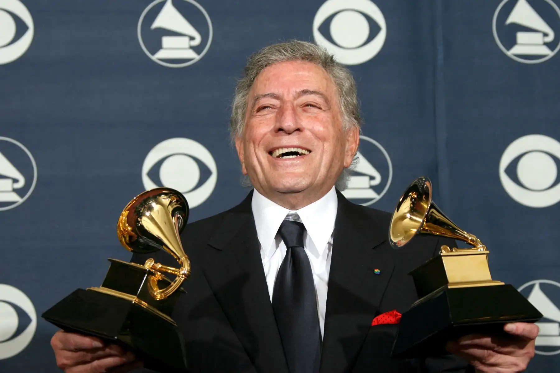 Ganador de Mejor Colaboración Pop con Voz y Mejor Álbum Vocal Pop Tradicional, Tony Bennett posa con sus trofeos en la 49.ª entrega de los Premios Grammy en Los Ángeles el 11 de febrero de 2007. 
Foto: AFP