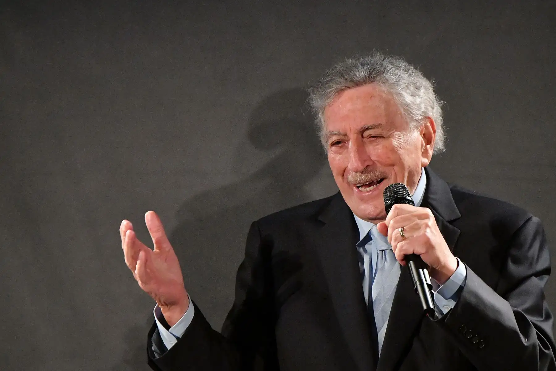A los 96 años, Tony Bennett, el último de una generación de cantantes estadounidenses clásicos cuyo espíritu incesantemente alegre unió generaciones para convertirlo en un creador de éxitos durante siete décadas, murió el viernes en Nueva York, informaron medios estadounidenses.
Foto: AFP