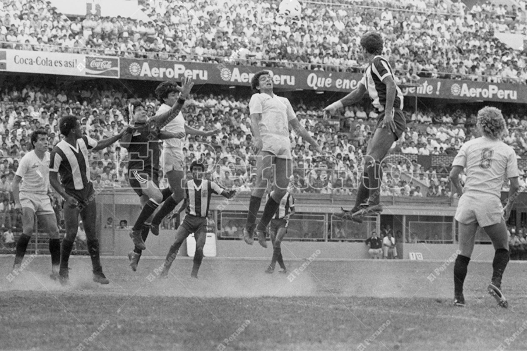 Lima - 22 diciembre 1985 / El arquero Ramón Quiroga se apresta a descolgar un centro. Universitario de Deportes derrotó 1-0 a Alianza Lima en el clásico del fútbol peruano. Foto: Archivo Histórico de El Peruano / Américo Alburquerque