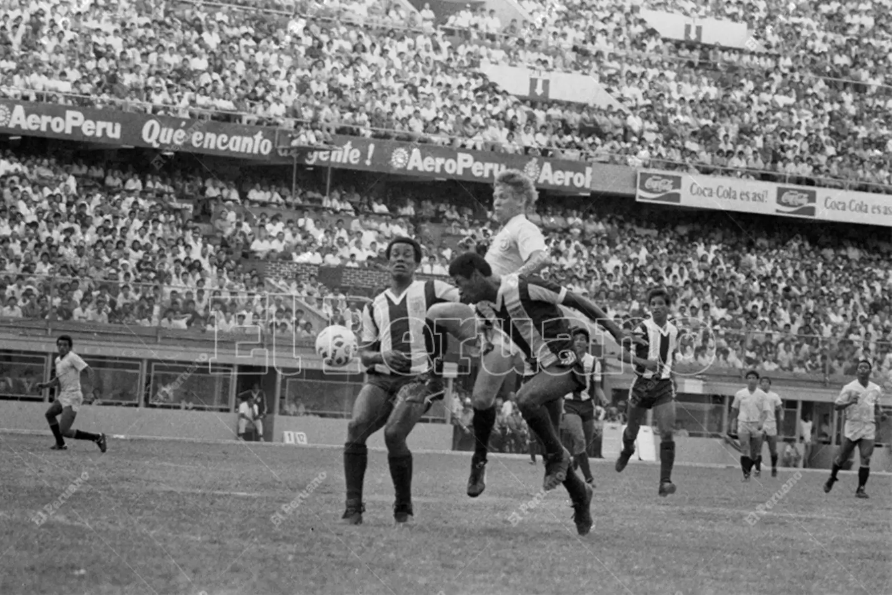 Lima - 22 diciembre 1985 / El mediocampista Jaime Drago intenta superar a dos marcadores. Universitario de Deportes derrotó 1-0 a Alianza Lima en el clásico del fútbol peruano. Foto: Archivo Histórico de El Peruano / Américo Alburquerque