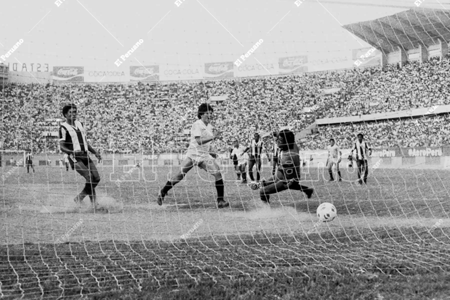Lima - 22 diciembre 1985 / Un remate de Miguel Seminario vence la resistencia de José Gonzales Ganoza. Universitario derrotó 1-0 a su clásico rival Alianza Lima y  alcanzó el segundo lugar del Torneo Descentralizado. Foto: Archivo Histórico de El Peruano / Américo Alburquerque