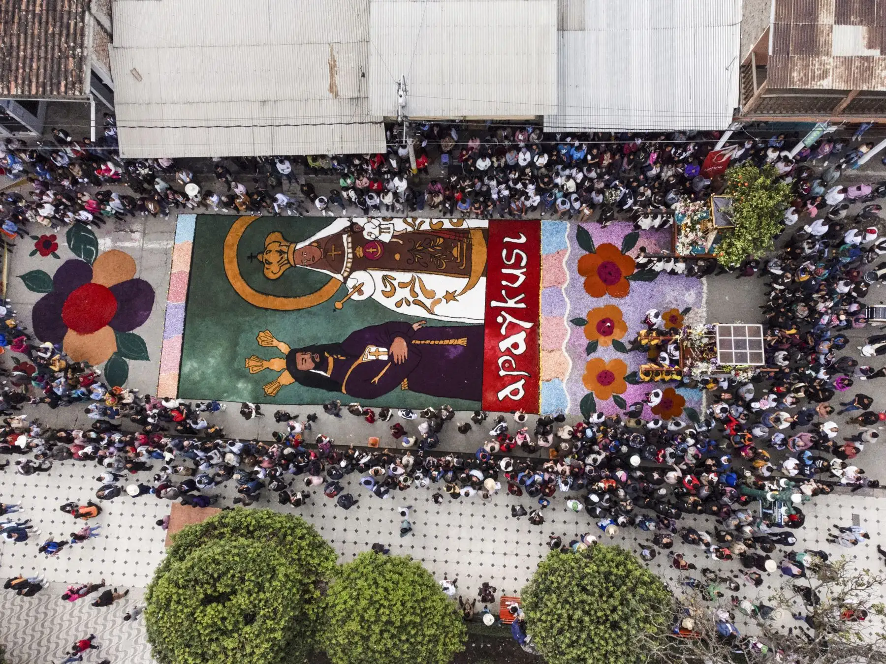 Este año, por primera vez en su historia, la celebración contó con la presencia del Señor Cautivo de Ayabaca. A la imagen sagrada, que vino desde la provincia vecina, se le declaró huésped ilustre de Huancabamba. El decreto fue entregado al presidente de la Hermandad del Señor Cautivo de Ayabaca, en reconocimiento a la importancia espiritual y cultural de la visita sin precedentes. La venerada imagen del Jesús Nazareno llegó junto con decenas de peregrinos, quienes, entre cánticos, rezos y penitencias, se aproximaban alegres para presenciar este religioso acontecimiento.
Foto: ANDINA/Maira Flores