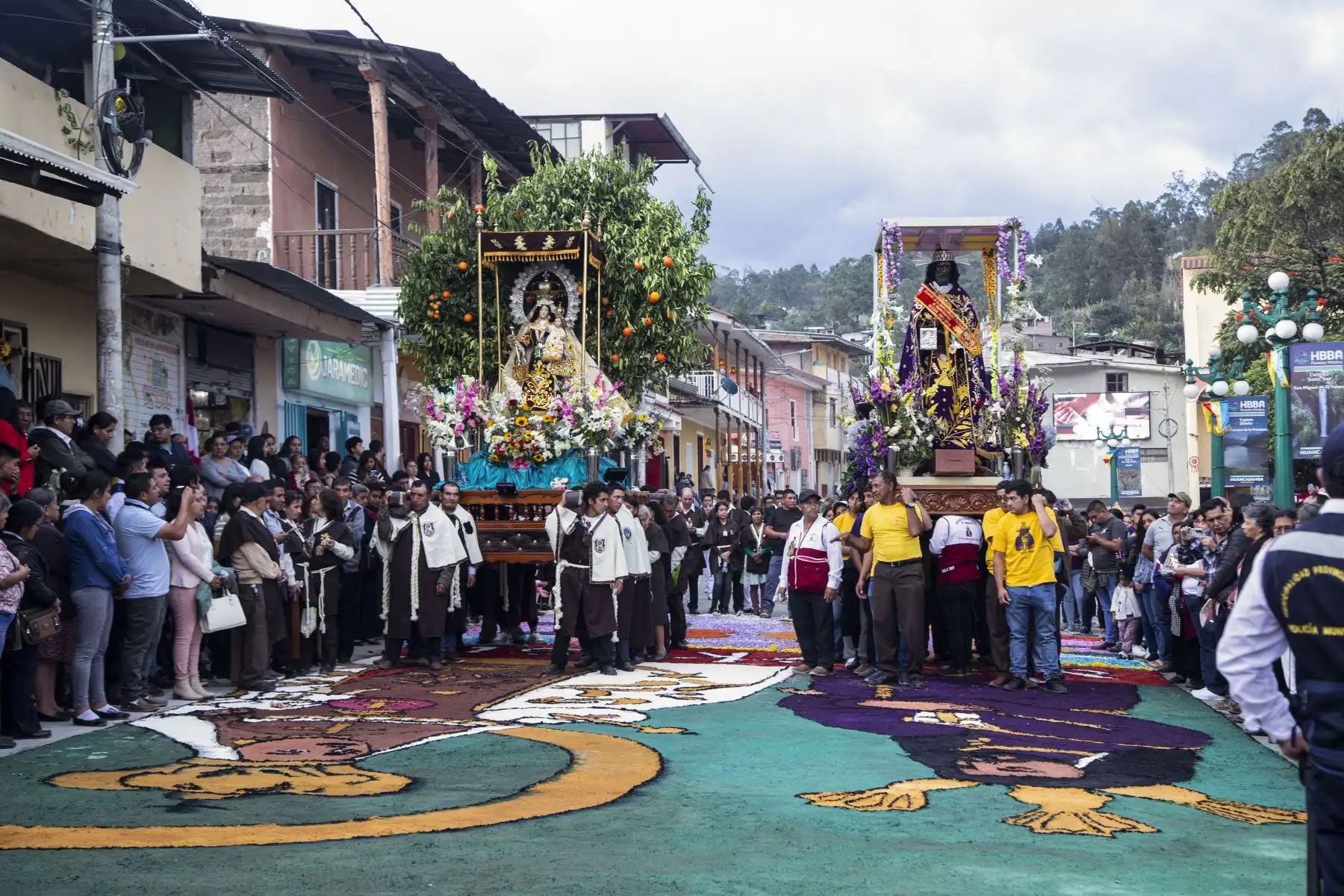 El domingo pasado, durante sus celebraciones, la Virgen del Carmen de Huancabamba recibió por primera vez la visita de otra imagen sagrada para los piuranos: el Señor Cautivo de Ayabaca. A casi dos mil metros sobre el nivel del mar, en Huancabamba, en julio se lleva a cabo una de las celebraciones más esperadas por los feligreses: la festividad de la Virgen del Carmen. Los devotos de esta ciudad de la sierra piurana decoran las calles con arcos de globos, altares y ramadas para recibir la bendición de la santa patrona.
Foto: ANDINA/Maira Flores