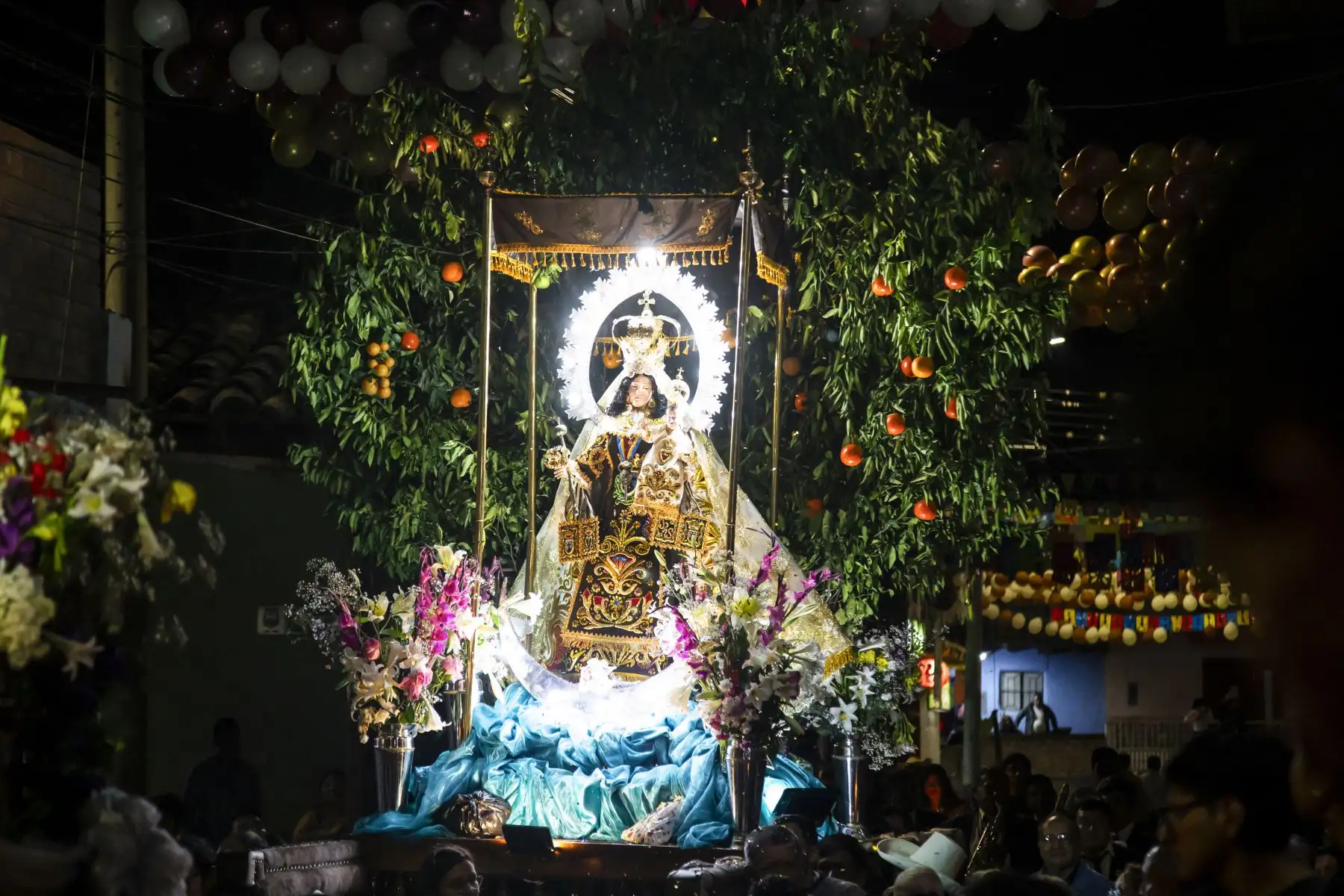 El domingo pasado, durante sus celebraciones, la Virgen del Carmen de Huancabamba recibió por primera vez la visita de otra imagen sagrada para los piuranos: el Señor Cautivo de Ayabaca. A casi dos mil metros sobre el nivel del mar, en Huancabamba, en julio se lleva a cabo una de las celebraciones más esperadas por los feligreses: la festividad de la Virgen del Carmen. Los devotos de esta ciudad de la sierra piurana decoran las calles con arcos de globos, altares y ramadas para recibir la bendición de la santa patrona.
Foto: ANDINA/Maira Flores