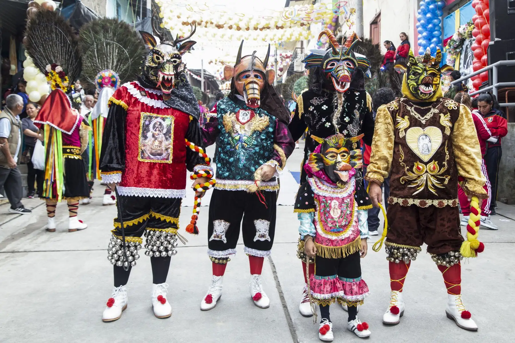 Durante la festividad de la Virgen del Carmen se hace presente una de sus expresiones culturales y religiosas más significativas: la danza de los diablicos de Huancabamba. Esta danza teatraliza la batalla incesante entre las fuerzas del bien, representadas por el arcángel San Miguel, y las del mal, personificadas por el diablo capataz y sus huestes demoniacas. En cada danza, la coreografía visibiliza mediante alegres compases de música y elegantes pasos de baile la lucha entre el arcángel que protege a la Virgen del Carmen y los demonios que buscan capturarla.
Foto: ANDINA/Maira Flores