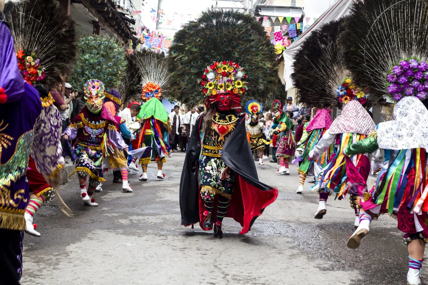 Durante la festividad de la Virgen del Carmen se hace presente una de sus expresiones culturales y religiosas más significativas: la danza de los diablicos de Huancabamba. Esta danza teatraliza la batalla incesante entre las fuerzas del bien, representadas por el arcángel San Miguel, y las del mal, personificadas por el diablo capataz y sus huestes demoniacas. En cada danza, la coreografía visibiliza mediante alegres compases de música y elegantes pasos de baile la lucha entre el arcángel que protege a la Virgen del Carmen y los demonios que buscan capturarla.
Foto: ANDINA/Maira Flores