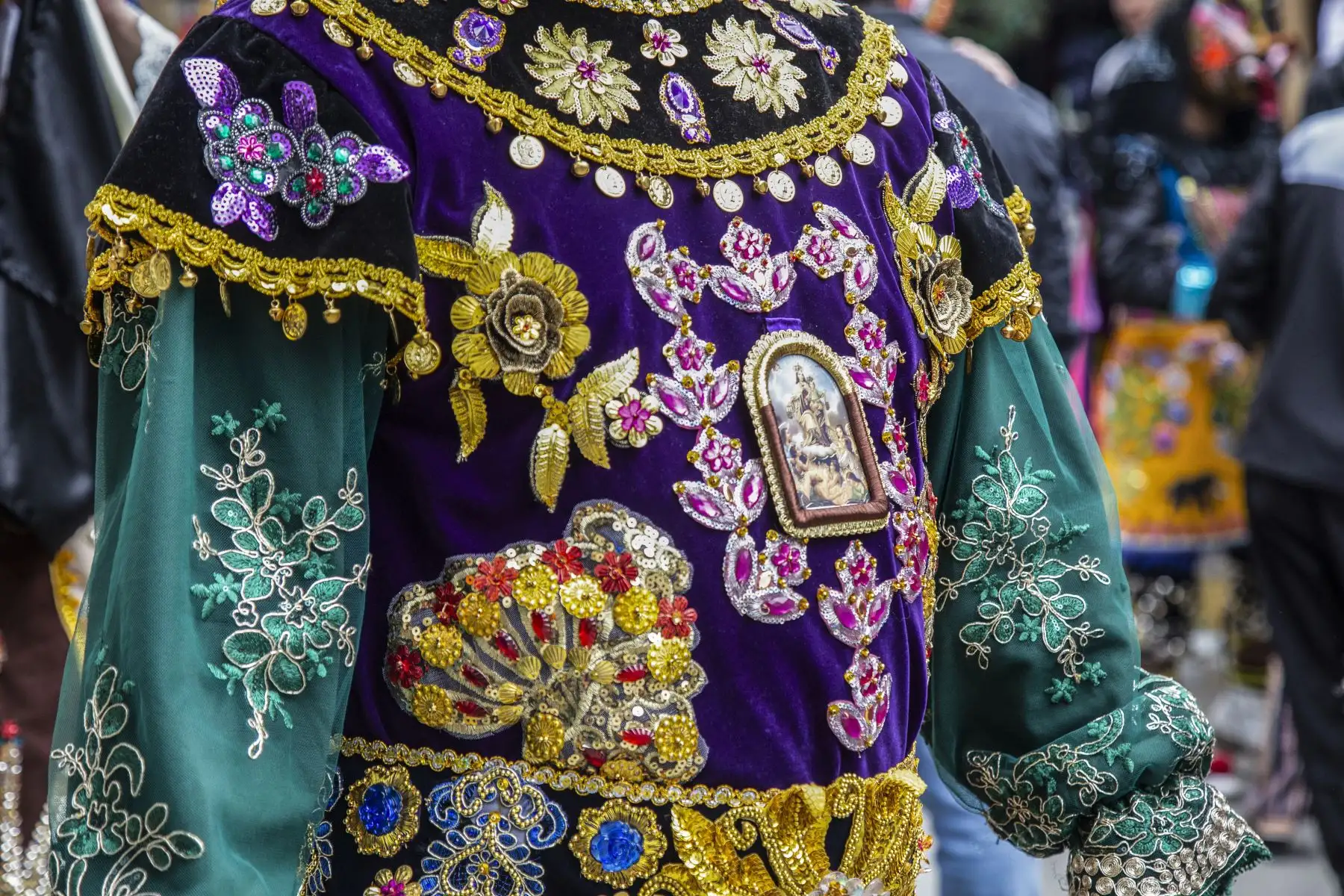 Durante la festividad de la Virgen del Carmen se hace presente una de sus expresiones culturales y religiosas más significativas: la danza de los diablicos de Huancabamba. Esta danza teatraliza la batalla incesante entre las fuerzas del bien, representadas por el arcángel San Miguel, y las del mal, personificadas por el diablo capataz y sus huestes demoniacas. En cada danza, la coreografía visibiliza mediante alegres compases de música y elegantes pasos de baile la lucha entre el arcángel que protege a la Virgen del Carmen y los demonios que buscan capturarla.
Foto: ANDINA/Maira Flores