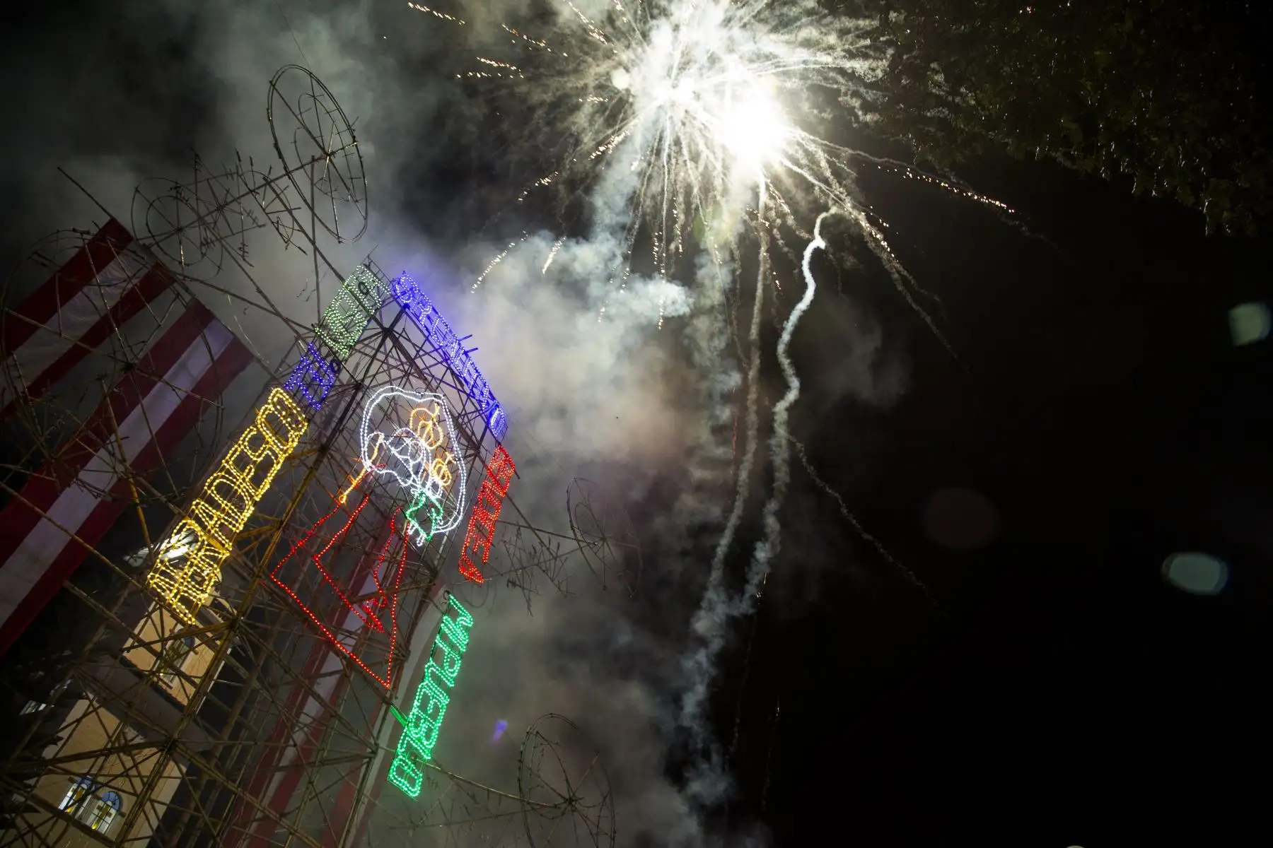 El domingo pasado, durante sus celebraciones, la Virgen del Carmen de Huancabamba recibió por primera vez la visita de otra imagen sagrada para los piuranos: el Señor Cautivo de Ayabaca. A casi dos mil metros sobre el nivel del mar, en Huancabamba, en julio se lleva a cabo una de las celebraciones más esperadas por los feligreses: la festividad de la Virgen del Carmen. Los devotos de esta ciudad de la sierra piurana decoran las calles con arcos de globos, altares y ramadas para recibir la bendición de la santa patrona.
Foto: ANDINA/Maira Flores