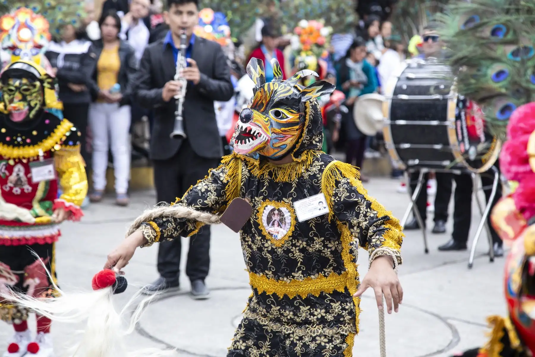 Durante la festividad de la Virgen del Carmen se hace presente una de sus expresiones culturales y religiosas más significativas: la danza de los diablicos de Huancabamba. Esta danza teatraliza la batalla incesante entre las fuerzas del bien, representadas por el arcángel San Miguel, y las del mal, personificadas por el diablo capataz y sus huestes demoniacas. En cada danza, la coreografía visibiliza mediante alegres compases de música y elegantes pasos de baile la lucha entre el arcángel que protege a la Virgen del Carmen y los demonios que buscan capturarla.
Foto: ANDINA/Maira Flores
