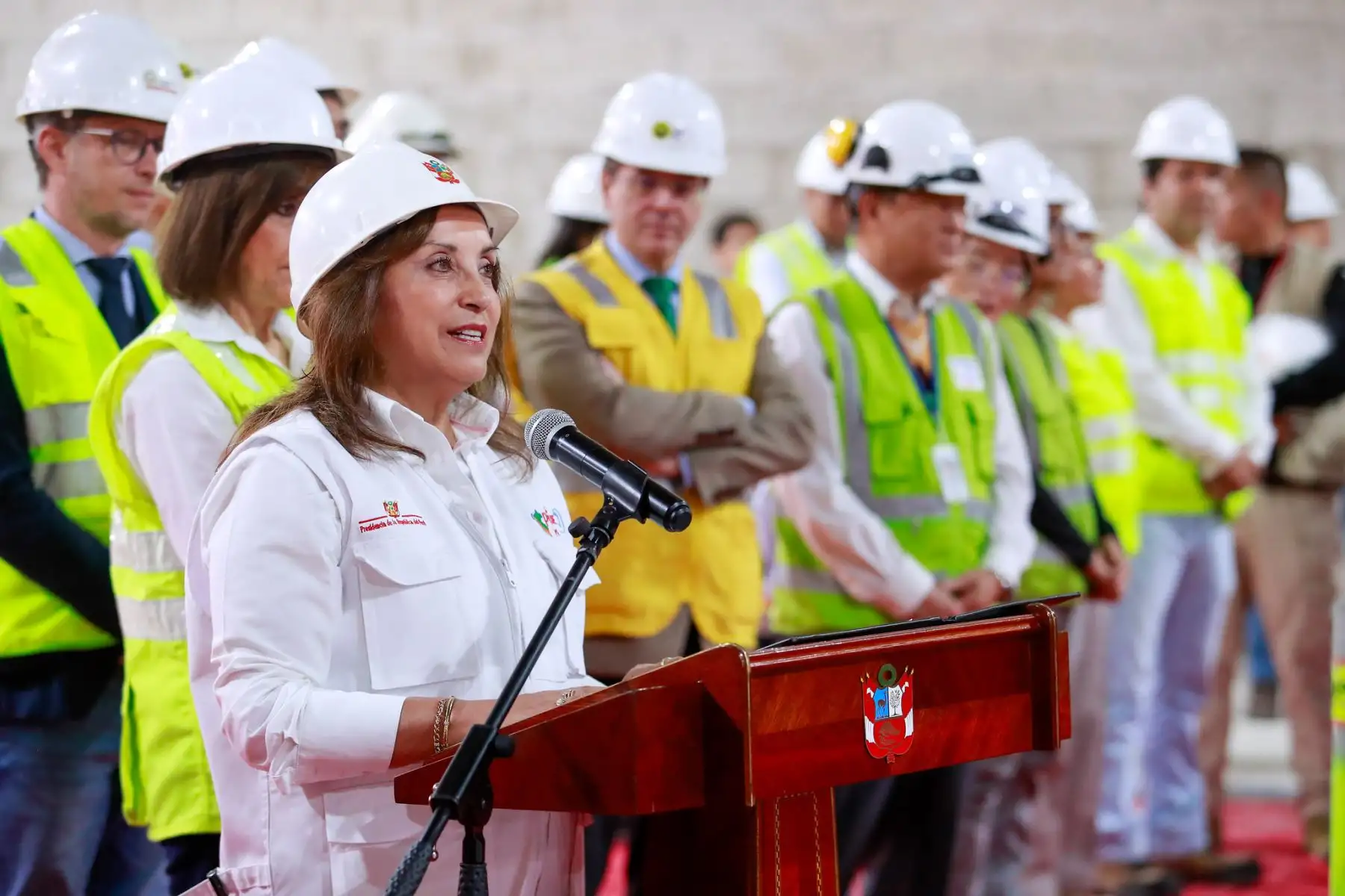 Presidenta Dina Boluarte, acompañada de la ministra de Transportes y Comunicaciones, Paola Lazarte, supervisó la llegada en su recorrido de excavación de la tuneladora Micaela hasta la estación Puerto del Callao.
Foto: ANDINA/Presidencia Perú