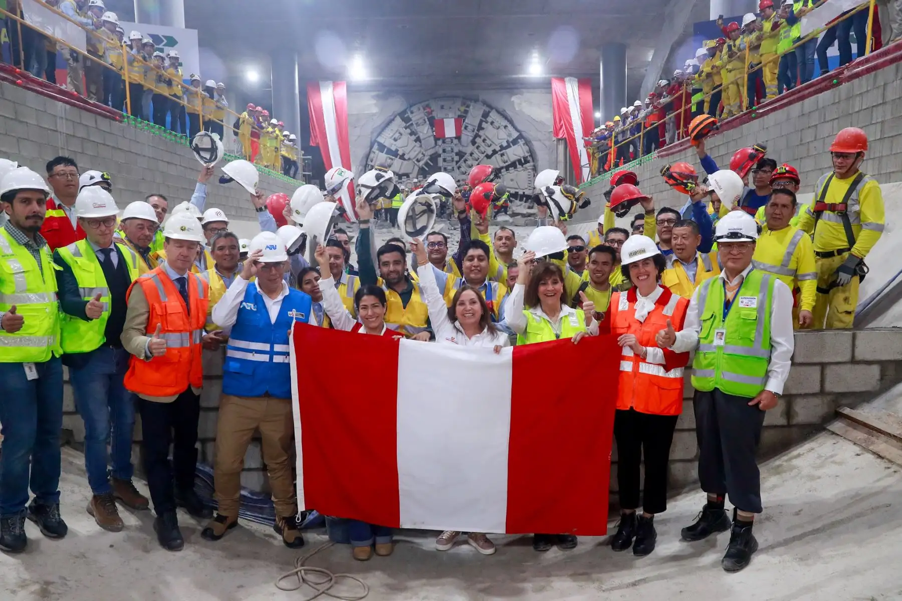 Presidenta Dina Boluarte, acompañada de la ministra de Transportes y Comunicaciones, Paola Lazarte, supervisó la llegada en su recorrido de excavación de la tuneladora Micaela hasta la estación Puerto del Callao.
Foto: ANDINA/Presidencia Perú