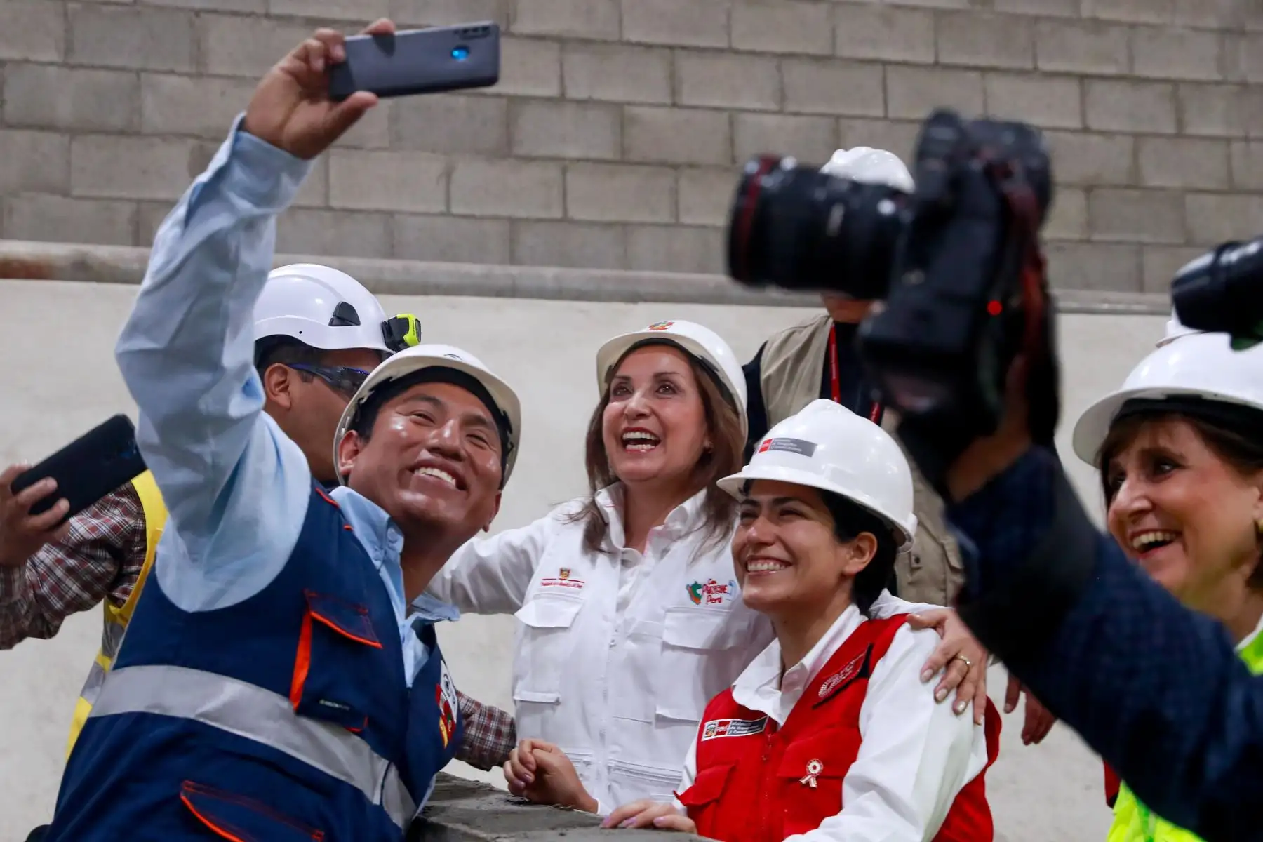 Presidenta Dina Boluarte, acompañada de la ministra de Transportes y Comunicaciones, Paola Lazarte, supervisó la llegada en su recorrido de excavación de la tuneladora Micaela hasta la estación Puerto del Callao.
Foto: ANDINA/Presidencia Perú