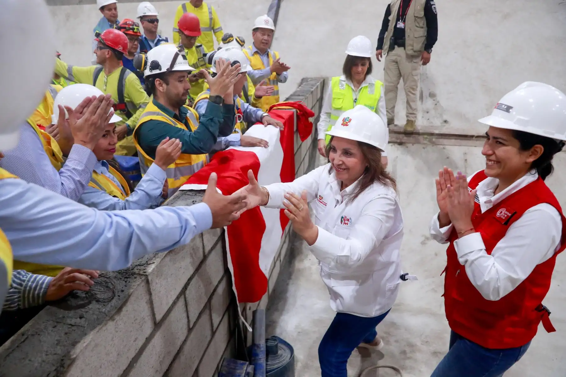 Presidenta Dina Boluarte, acompañada de la ministra de Transportes y Comunicaciones, Paola Lazarte, supervisó la llegada en su recorrido de excavación de la tuneladora Micaela hasta la estación Puerto del Callao.
Foto: ANDINA/Presidencia Perú
