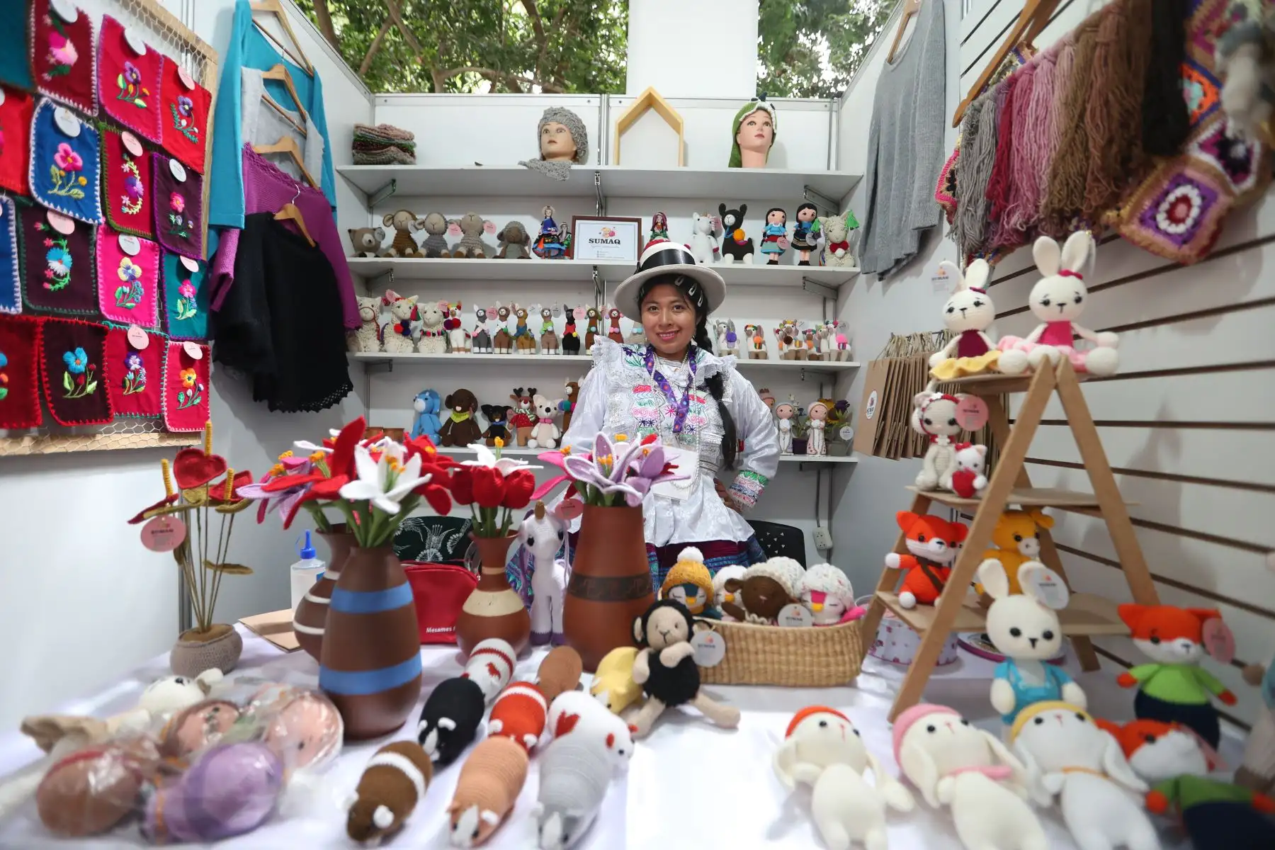 Artesanías de todo tipo provenientes de todas las regiones del Perú se exhiben en la Feria Nacional de Artesanía "De Nuestras Manos", en el parque Kennedy de Miraflores. Foto: ANDINA/Daniel Bracamonte