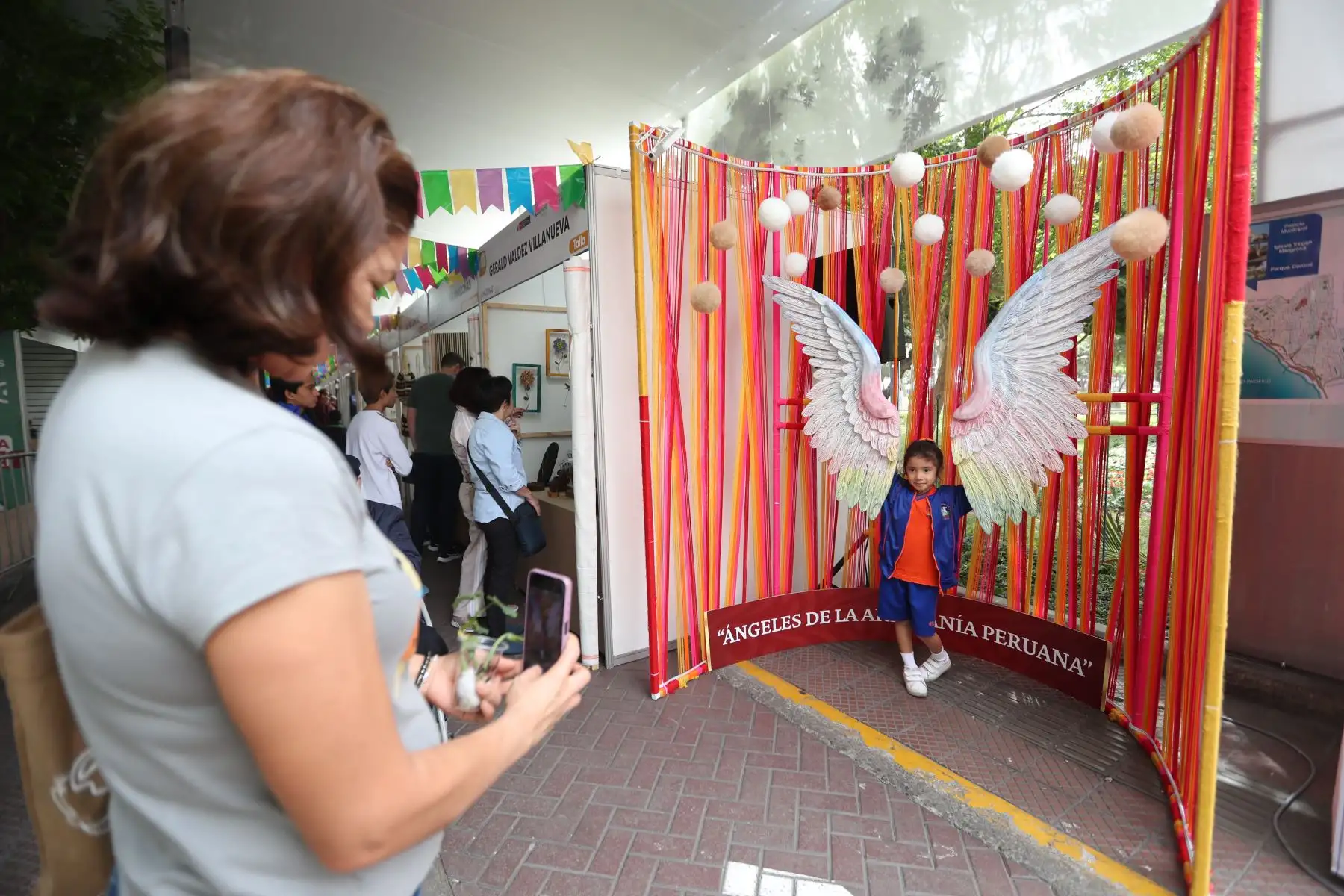 Artesanías de todo tipo provenientes de todas las regiones del Perú se exhiben en la Feria Nacional de Artesanía "De Nuestras Manos", en el parque Kennedy de Miraflores. Foto: ANDINA/Daniel Bracamonte