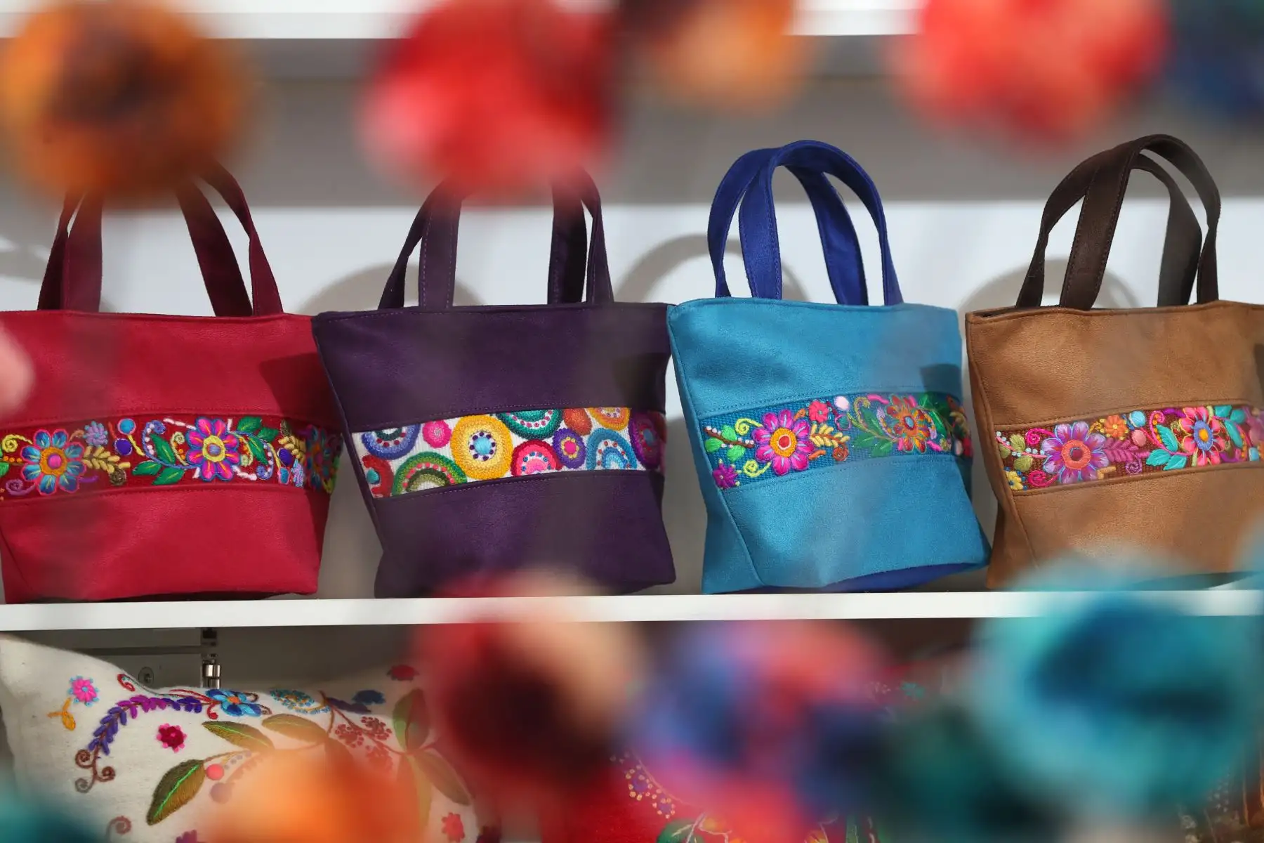 En la Feria Nacional de Artesanía "De Nuestras Manos" podemos encontrar todo tipo de obras de artesanía como cerámicas, sombreros, telares, bolsos, canastas de paja, arte pictórico y trabajos de orfebrería e imaginería, entre otros. Foto: ANDINA/Daniel Bracamonte