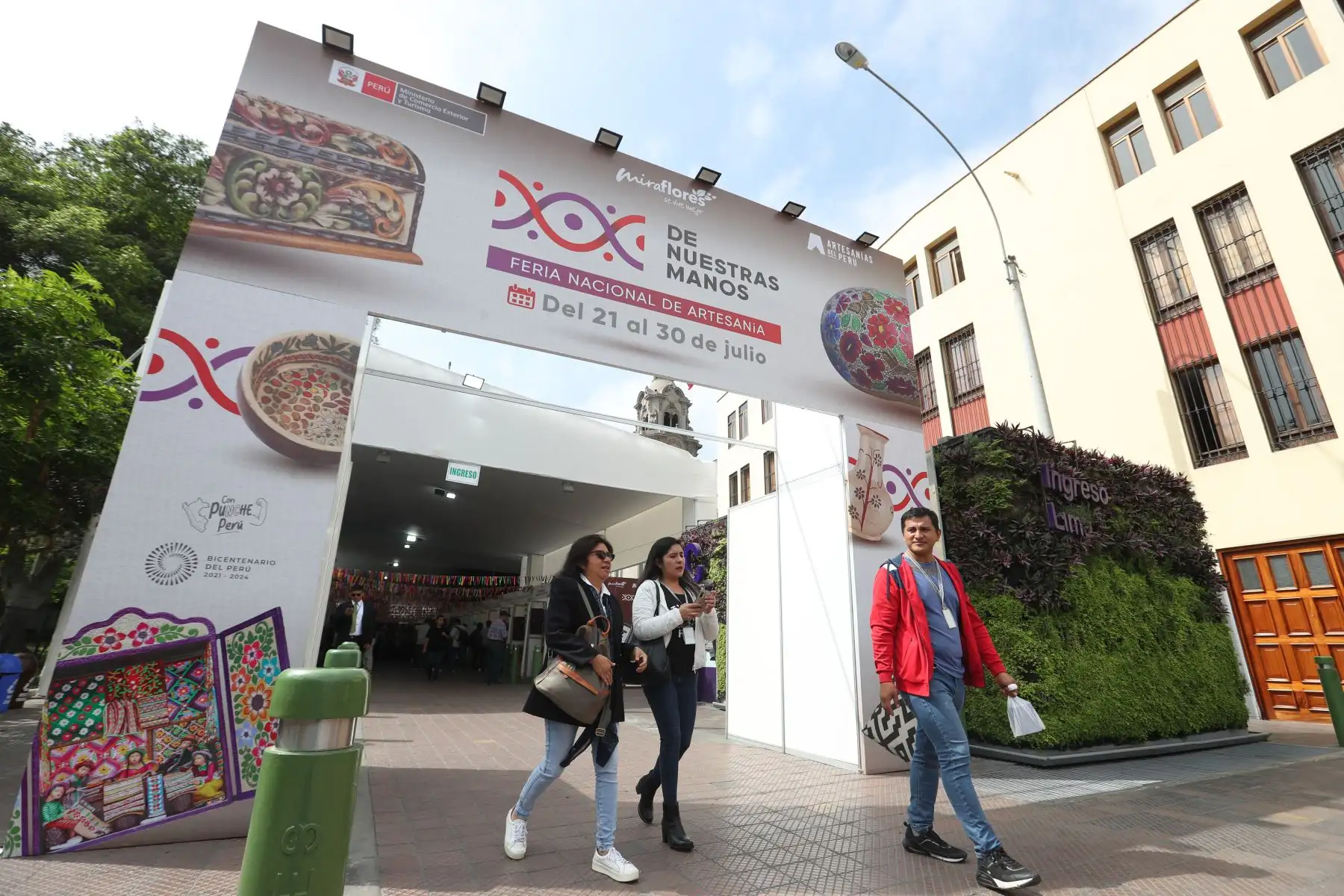 Artesanías de todo tipo provenientes de todas las regiones del Perú se exhiben en la Feria Nacional de Artesanía "De Nuestras Manos", en el parque Kennedy de Miraflores. Foto: ANDINA/Daniel Bracamonte
