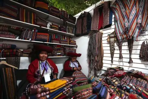 Artesanos exhibieron sus productos en feria "De nuestras manos" en el parque Kennedy de Miraflores. ANDINA/Daniel Bracamonte