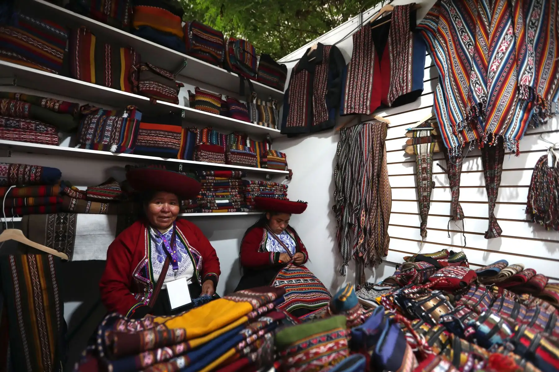 Artesanos exhibieron sus productos en feria "De nuestras manos" en el parque Kennedy de Miraflores. ANDINA/Daniel Bracamonte